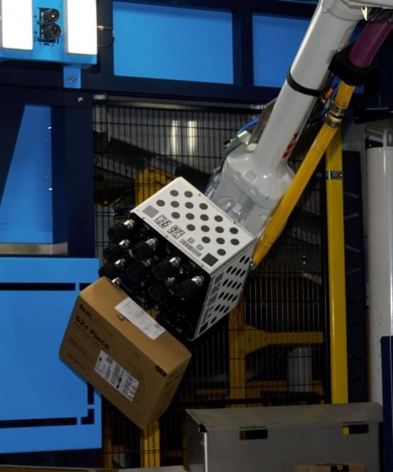 Amazon 'bá chủ' giấc mơ tự động hóa: 1 triệu robot làm việc ngày đêm khắp các cơ sở, số lượng sắp ngang bằng con người- Ảnh 2.