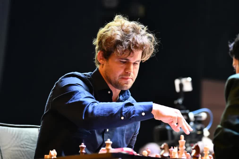 Không cần nhìn bàn cờ, vua cờ Magnus Carlsen vẫn đè bẹp ChatGPT mà không mất một quân nào- Ảnh 2.