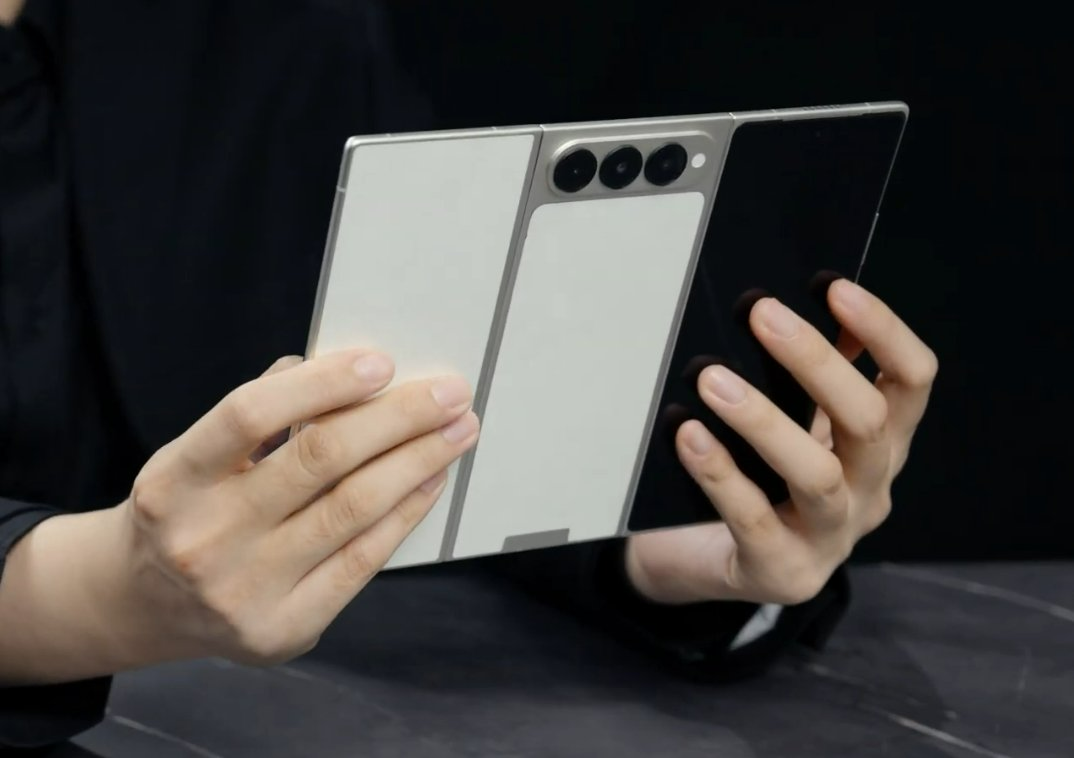 Sau Huawei, thêm một hãng Trung Quốc ra mắt smartphone gập ba với độ mỏng chỉ... 3.49mm- Ảnh 2. Sau Huawei, thêm một hãng Trung Quốc ra mắt smartphone gập ba với độ mỏng chỉ... 3.49mm- Ảnh 2.
