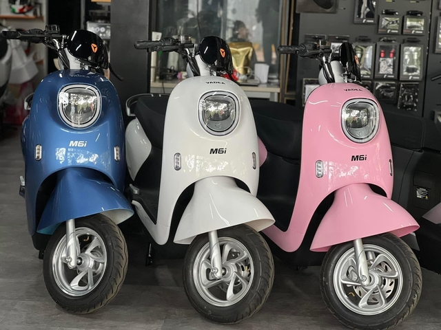 Xe máy điện giá mềm ở VN: Có xe vừa đi vừa sạc, xe VinFast giá chỉ 12 triệu, xe Honda không cần mua pin- Ảnh 5. Xe máy điện giá mềm ở VN: Có xe vừa đi vừa sạc, xe VinFast giá chỉ 12 triệu, xe Honda không cần mua pin- Ảnh 5.