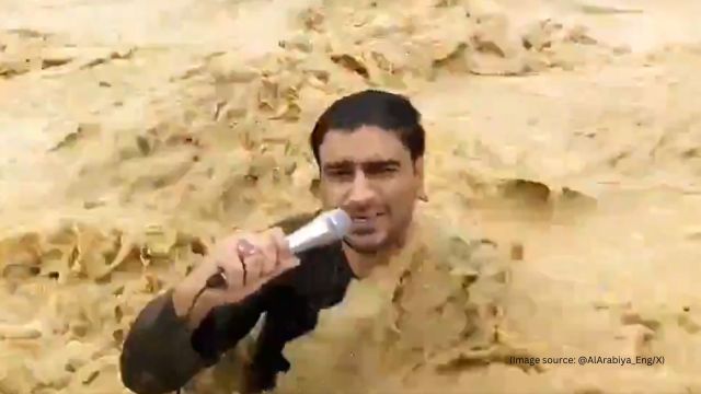 Nam phóng viên Pakistan "bình tĩnh" cập nhật tình hình mưa lũ dù nước cuồn cuộn, dâng cao tới cổ- Ảnh 1. Nam phóng viên Pakistan "bình tĩnh" cập nhật tình hình mưa lũ dù nước cuồn cuộn, dâng cao tới cổ- Ảnh 1.
