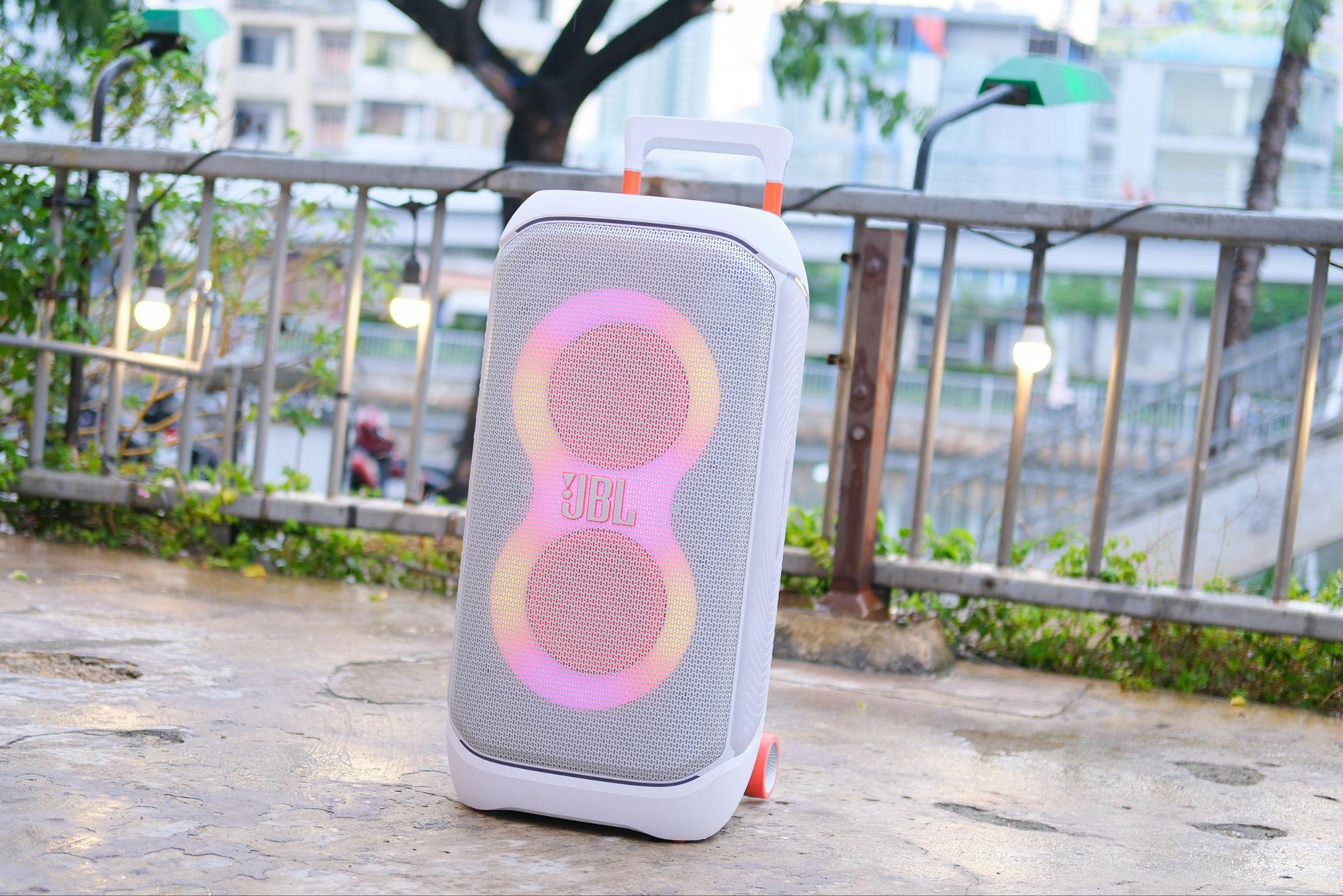 Đập hộp JBL PartyBox Stage 320 phiên bản trắng: Cú twist thời thượng cho dòng loa tiệc- Ảnh 1. Đập hộp JBL PartyBox Stage 320 phiên bản trắng: Cú twist thời thượng cho dòng loa tiệc- Ảnh 1.