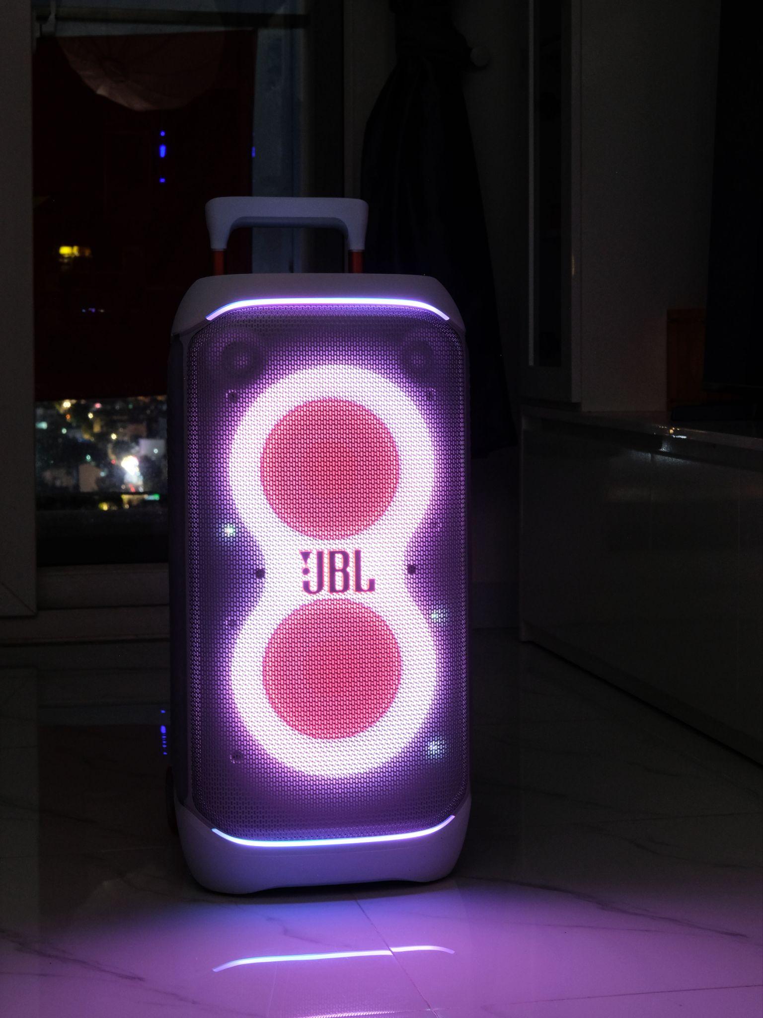 Đập hộp JBL PartyBox Stage 320 phiên bản trắng: Cú twist thời thượng cho dòng loa tiệc- Ảnh 5. Đập hộp JBL PartyBox Stage 320 phiên bản trắng: Cú twist thời thượng cho dòng loa tiệc- Ảnh 5.