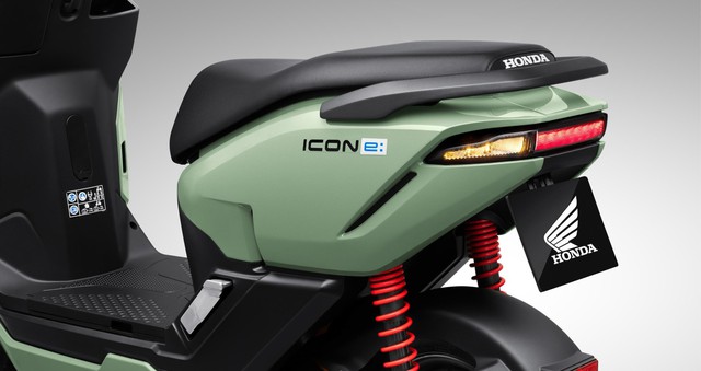 Xe máy điện giá mềm ở VN: Có xe vừa đi vừa sạc, xe VinFast giá chỉ 12 triệu, xe Honda không cần mua pin- Ảnh 4. Xe máy điện giá mềm ở VN: Có xe vừa đi vừa sạc, xe VinFast giá chỉ 12 triệu, xe Honda không cần mua pin- Ảnh 4.