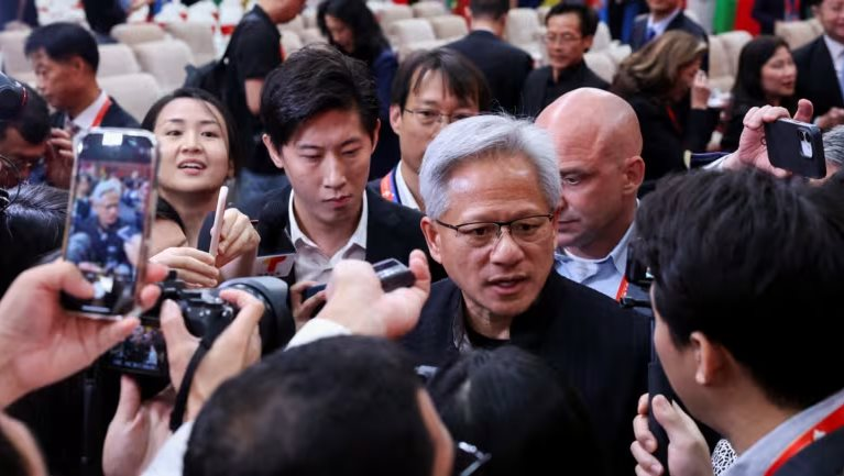 Jensen Huang vượt mặt Elon Musk và Tim Cook, trở thành biểu tượng CEO quyền lực nhất thế giới- Ảnh 1. Jensen Huang vượt mặt Elon Musk và Tim Cook, trở thành biểu tượng CEO quyền lực nhất thế giới- Ảnh 1.