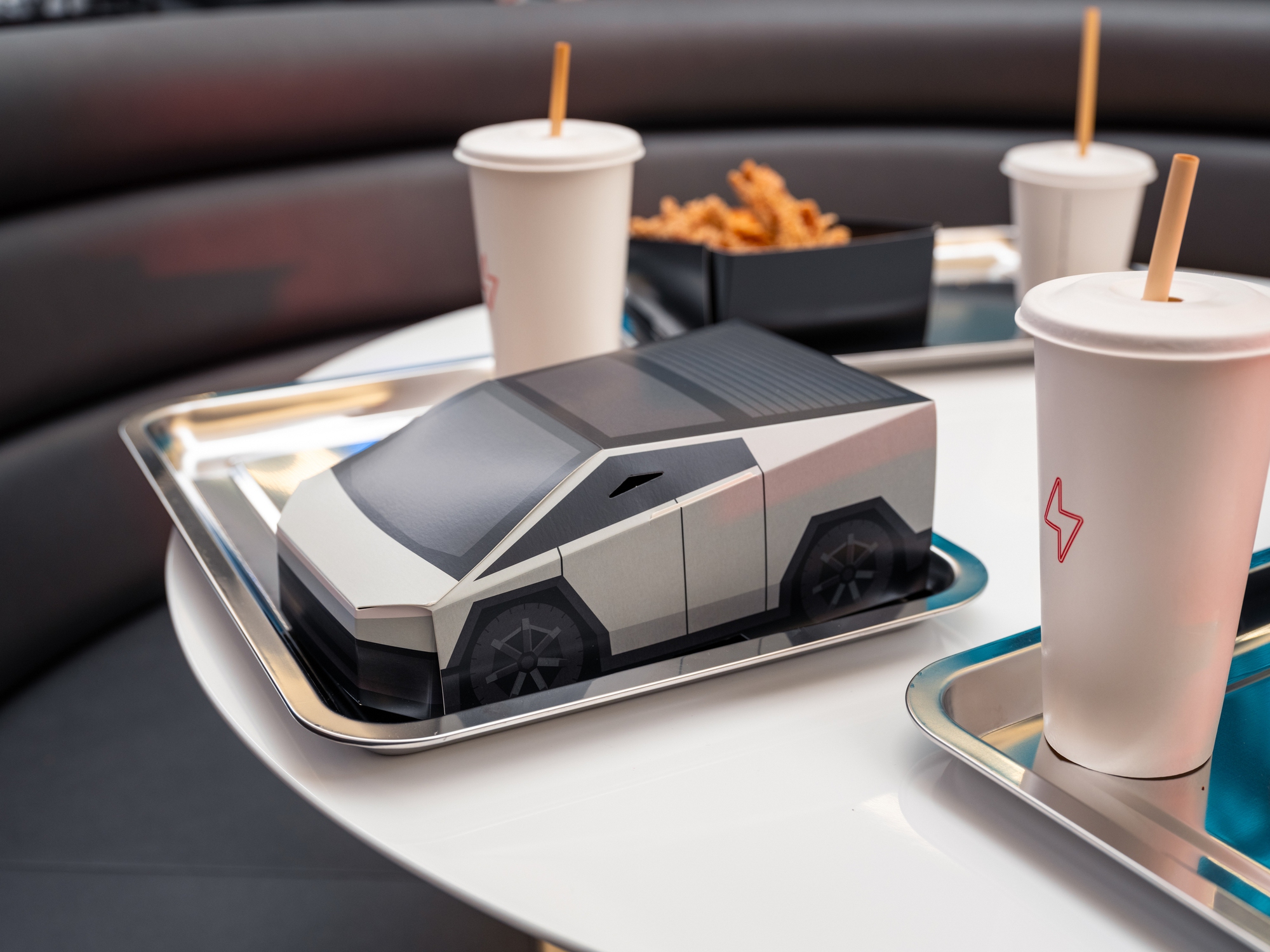Tesla ra mắt trạm sạc với phong cách độc lạ, mỗi tội robot Optimus xúc bỏng ngô mà vãi như trẻ con học dùng thìa- Ảnh 2. Tesla ra mắt trạm sạc với phong cách độc lạ, mỗi tội robot Optimus xúc bỏng ngô mà vãi như trẻ con học dùng thìa- Ảnh 2.
