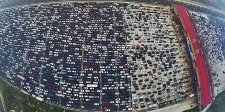 Vụ tắc đường lâu nhất thế giới: 12 ngày mắc kẹt, kéo dài 100 km, hình thành cả 'nền kinh tế chợ đen' giữa đường!- Ảnh 1. Vụ tắc đường lâu nhất thế giới: 12 ngày mắc kẹt, kéo dài 100 km, hình thành cả 'nền kinh tế chợ đen' giữa đường!- Ảnh 1.