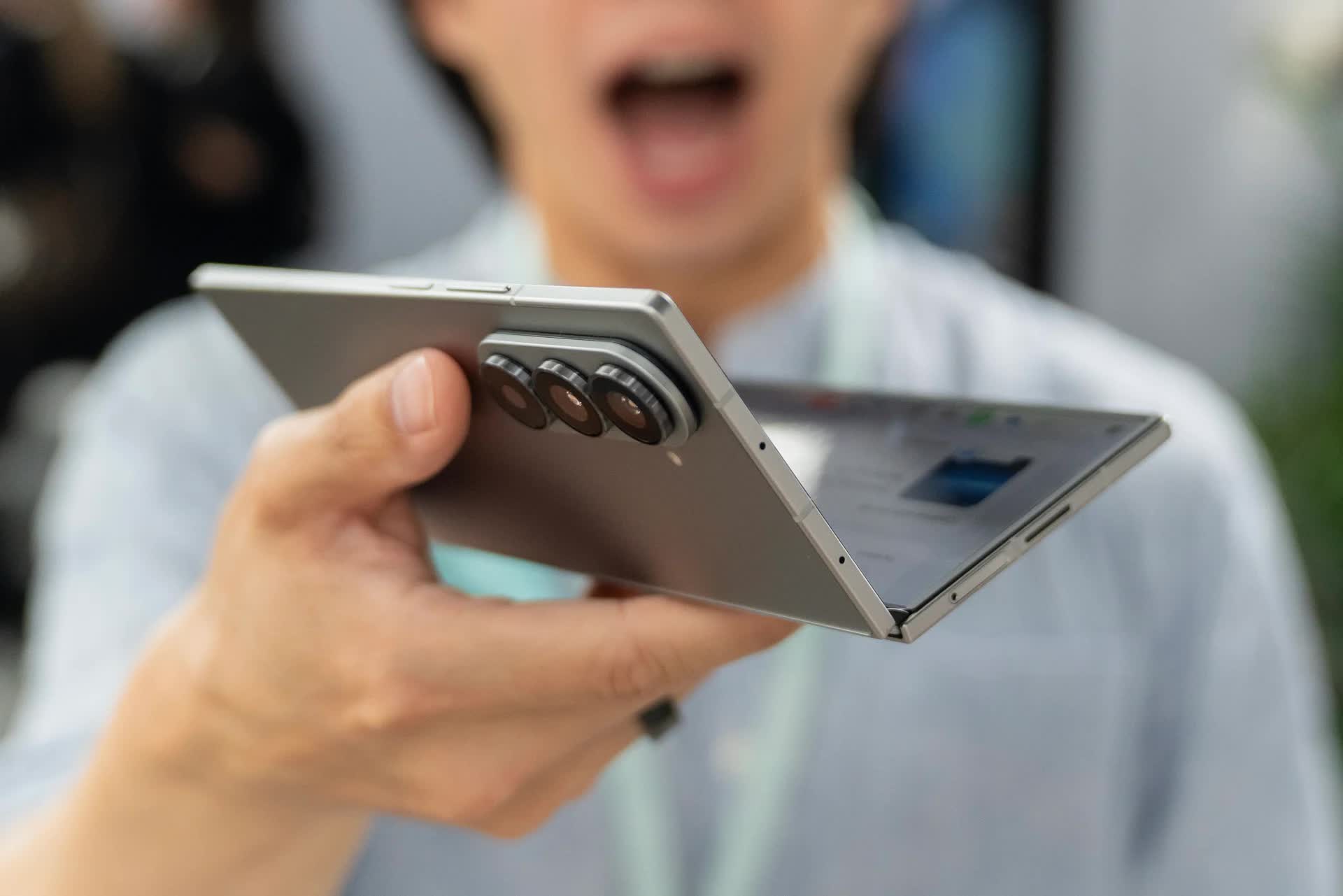 iPhone gập đầu tiên sẽ ra mắt năm sau, nhưng theo cách không giống Apple chút nào- Ảnh 1. iPhone gập đầu tiên sẽ ra mắt năm sau, nhưng theo cách không giống Apple chút nào- Ảnh 1.