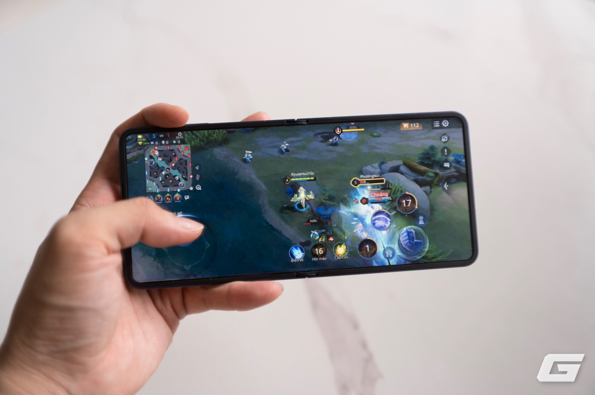Chơi Liên Quân, Tốc Chiến bằng Galaxy Z Flip7: Liệu có trụ nổi 5 tiếng?- Ảnh 1.