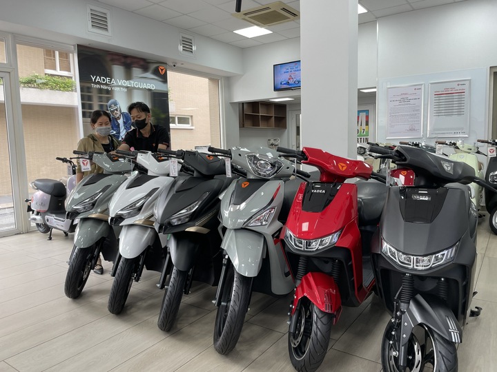 Cửa hàng xe điện ở TP.HCM tấp nập khách giữa thông tin chuyển đổi xe xăng- Ảnh 1.