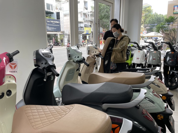 Cửa hàng xe điện ở TP.HCM tấp nập khách giữa thông tin chuyển đổi xe xăng- Ảnh 2.