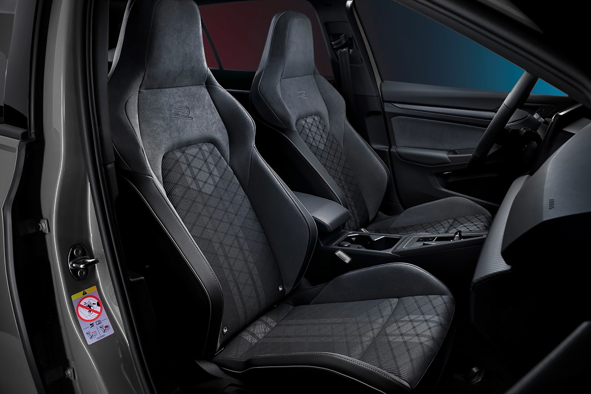 VW Golf giá cao nhất gần 1,9 tỷ đồng: ‘Không gánh doanh số, mà có thể để gõ đầu Civic Type R’- Ảnh 9.