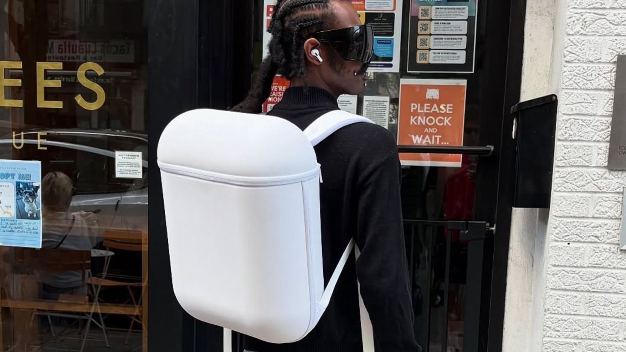 Độc lạ balo hình AirPods- Ảnh 1.