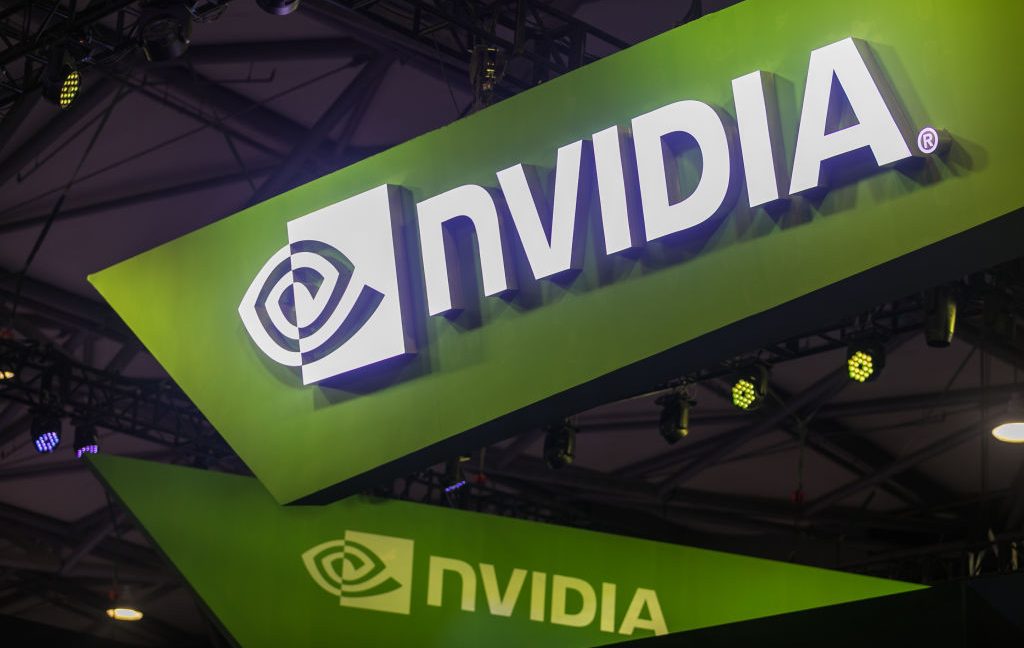 Hơn 1 tỷ USD chip AI của Nvidia bị tuồn lậu vào Trung Quốc: Mỹ siết, chợ đen vẫn “nóng rực”- Ảnh 1.