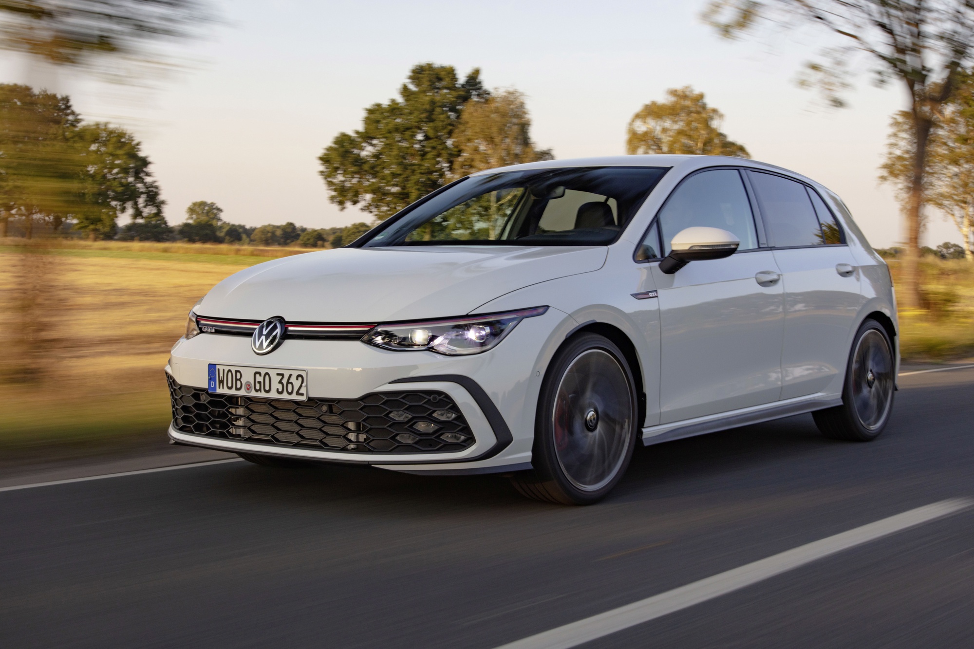 VW Golf giá cao nhất gần 1,9 tỷ đồng: ‘Không gánh doanh số, mà có thể để gõ đầu Civic Type R’- Ảnh 4.