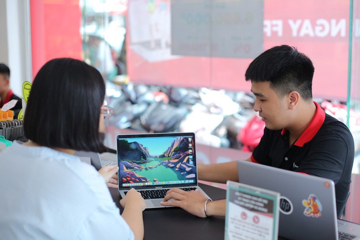 Tân sinh viên 2007 cầm bảng điểm đi mua laptop, tậu máy tính bảng giảm giá tới 8 triệu đồng- Ảnh 2.