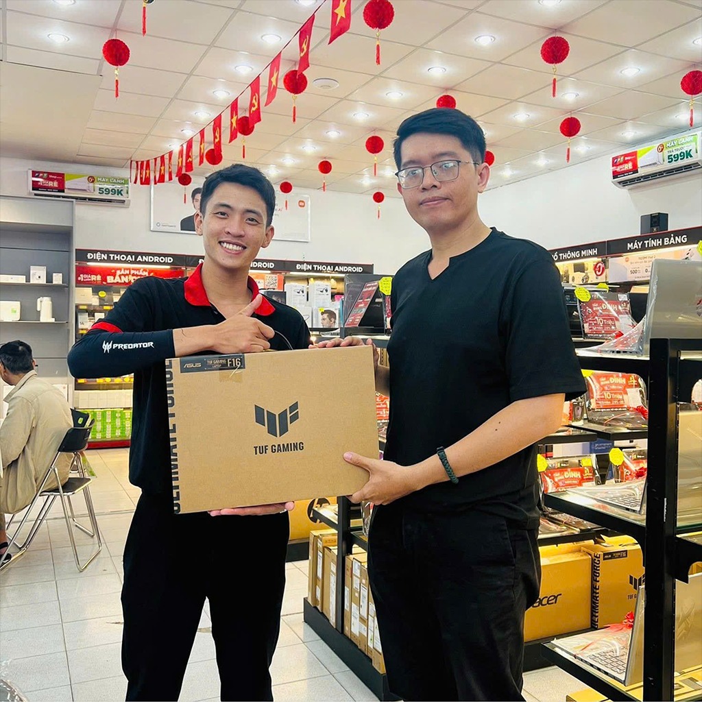 Tân sinh viên 2007 cầm bảng điểm đi mua laptop, tậu máy tính bảng giảm giá tới 8 triệu đồng- Ảnh 1.