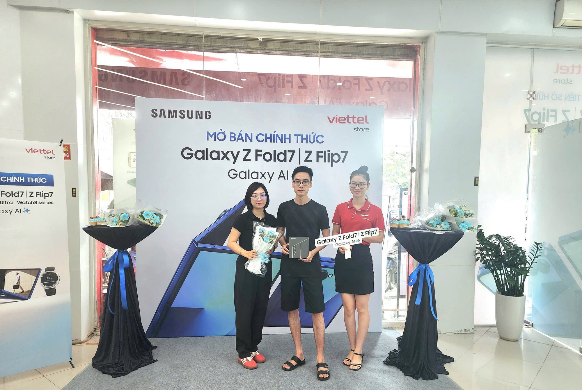 Điện thoại gập không còn là "đồ chơi nhà giàu": Galaxy Z Fold7 và Flip7 khiến người Việt chịu chi hơn bao giờ hết, xếp hàng từ tận 7 giờ sáng để mua máy mới- Ảnh 2.