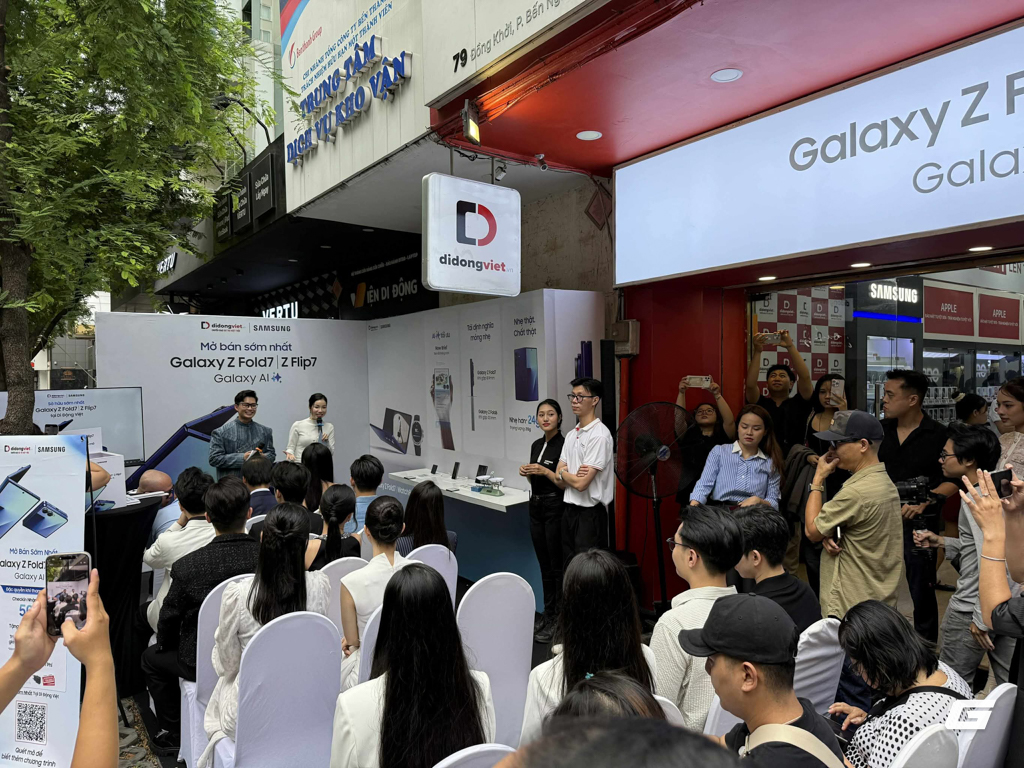 Điện thoại gập không còn là "đồ chơi nhà giàu": Galaxy Z Fold7 và Flip7 khiến người Việt chịu chi hơn bao giờ hết, xếp hàng từ tận 7 giờ sáng để mua máy mới- Ảnh 1.