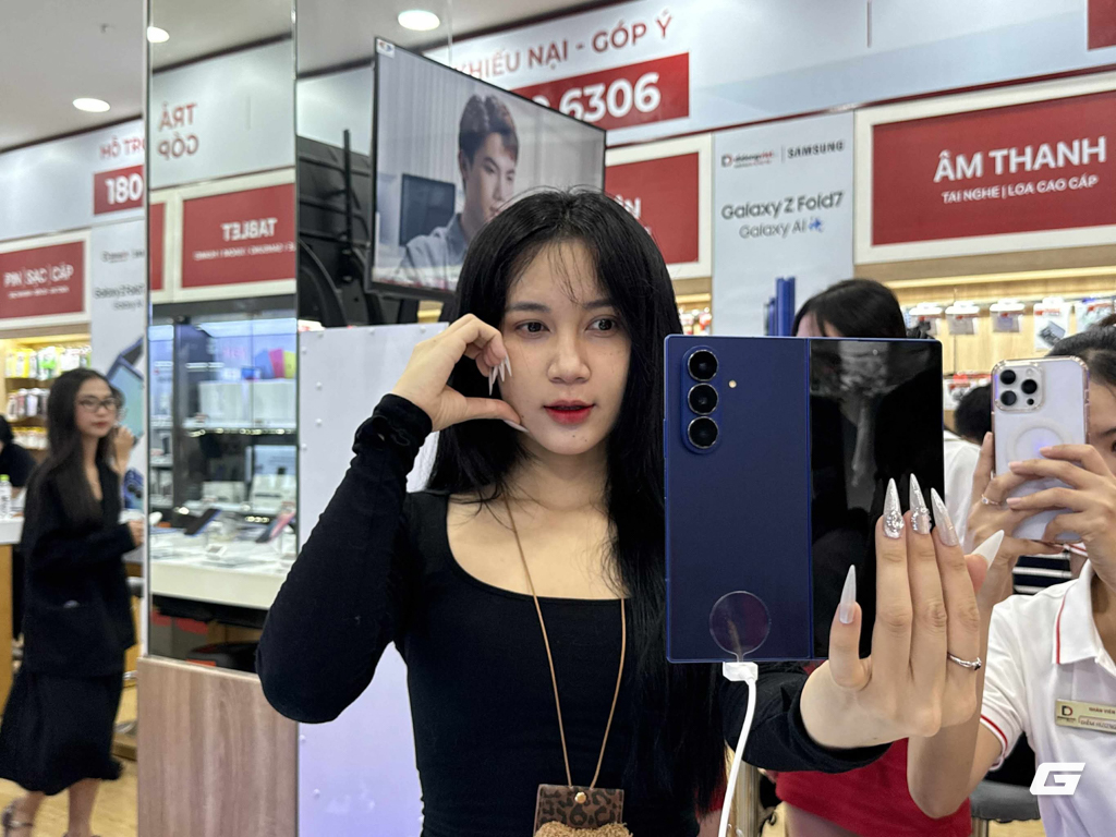 Điện thoại gập không còn là "đồ chơi nhà giàu": Galaxy Z Fold7 và Flip7 khiến người Việt chịu chi hơn bao giờ hết, xếp hàng từ tận 7 giờ sáng để mua máy mới- Ảnh 6.