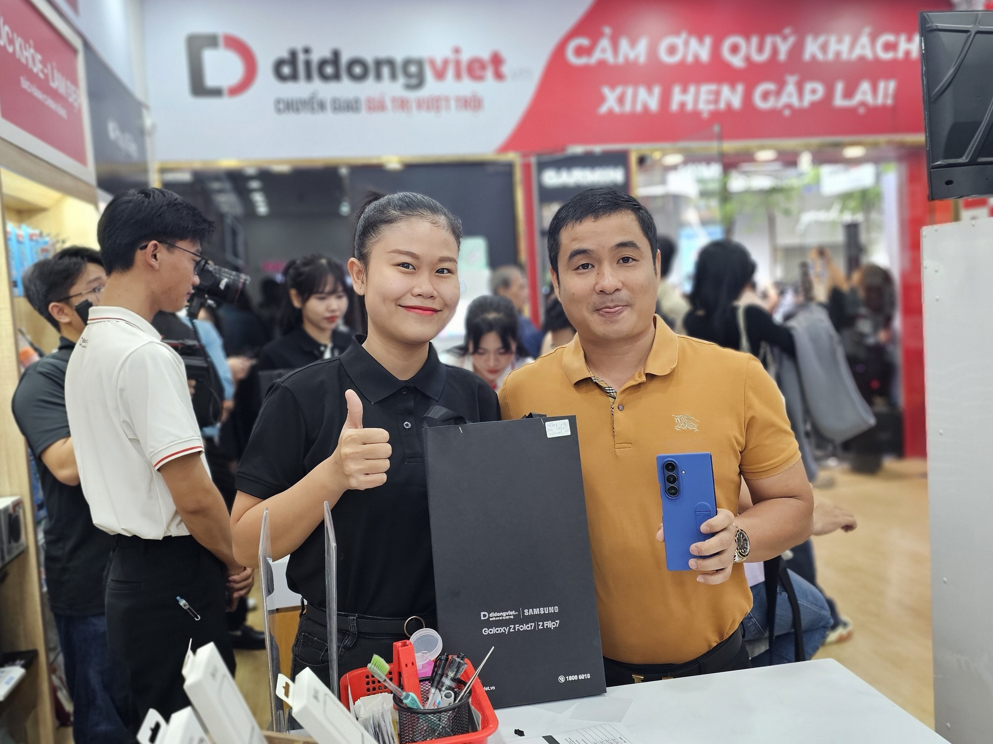 “Cầm tận tay mới thấy bất ngờ”: Galaxy Z Fold7, Z Flip7 tấp nập người mua và trải nghiệm trong ngày đầu mở bán- Ảnh 3. “Cầm tận tay mới thấy bất ngờ”: Galaxy Z Fold7, Z Flip7 tấp nập người mua và trải nghiệm trong ngày đầu mở bán- Ảnh 3.