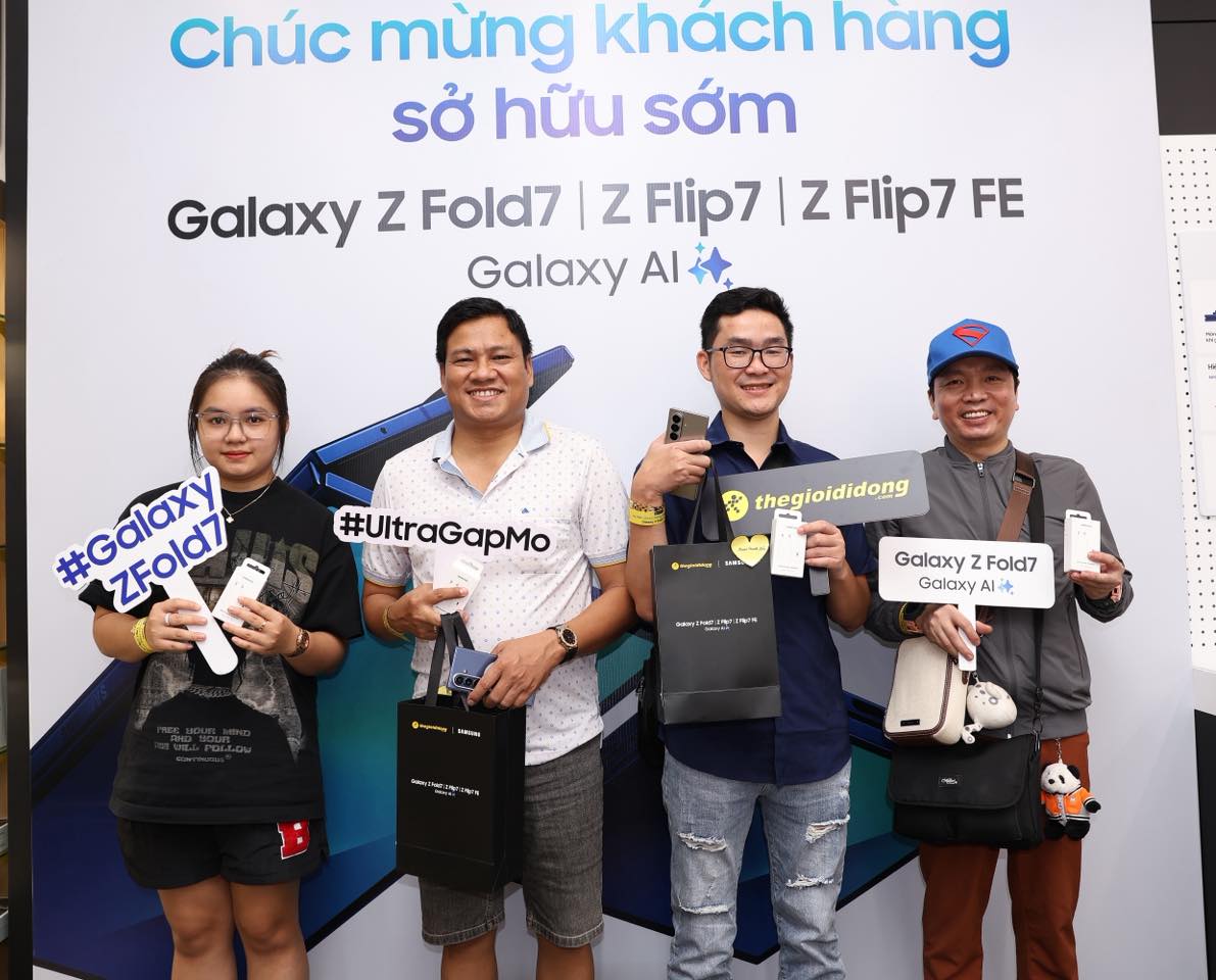 “Cầm tận tay mới thấy bất ngờ”: Galaxy Z Fold7, Z Flip7 tấp nập người mua và trải nghiệm trong ngày đầu mở bán- Ảnh 9. “Cầm tận tay mới thấy bất ngờ”: Galaxy Z Fold7, Z Flip7 tấp nập người mua và trải nghiệm trong ngày đầu mở bán- Ảnh 9.