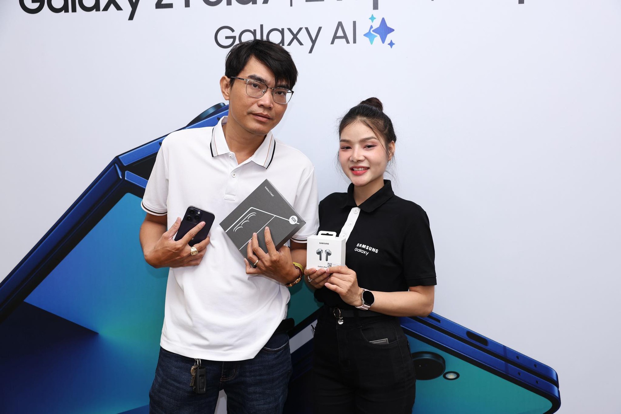 “Cầm tận tay mới thấy bất ngờ”: Galaxy Z Fold7, Z Flip7 tấp nập người mua và trải nghiệm trong ngày đầu mở bán- Ảnh 11. “Cầm tận tay mới thấy bất ngờ”: Galaxy Z Fold7, Z Flip7 tấp nập người mua và trải nghiệm trong ngày đầu mở bán- Ảnh 11.