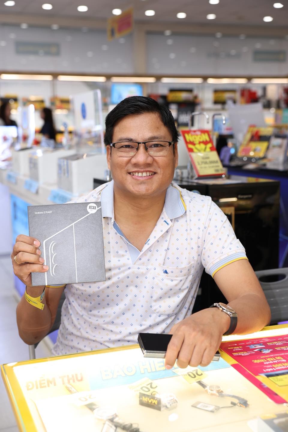 “Cầm tận tay mới thấy bất ngờ”: Galaxy Z Fold7, Z Flip7 tấp nập người mua và trải nghiệm trong ngày đầu mở bán- Ảnh 10. “Cầm tận tay mới thấy bất ngờ”: Galaxy Z Fold7, Z Flip7 tấp nập người mua và trải nghiệm trong ngày đầu mở bán- Ảnh 10.