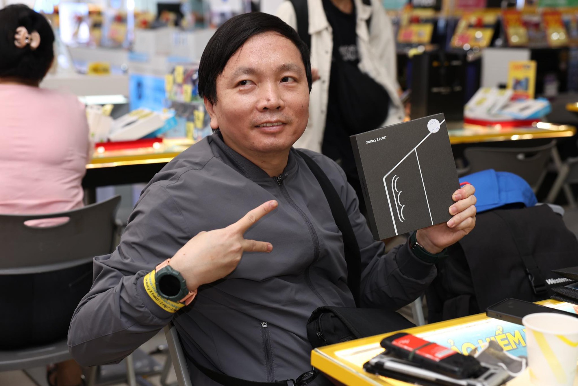 “Cầm tận tay mới thấy bất ngờ”: Galaxy Z Fold7, Z Flip7 tấp nập người mua và trải nghiệm trong ngày đầu mở bán- Ảnh 12. “Cầm tận tay mới thấy bất ngờ”: Galaxy Z Fold7, Z Flip7 tấp nập người mua và trải nghiệm trong ngày đầu mở bán- Ảnh 12.