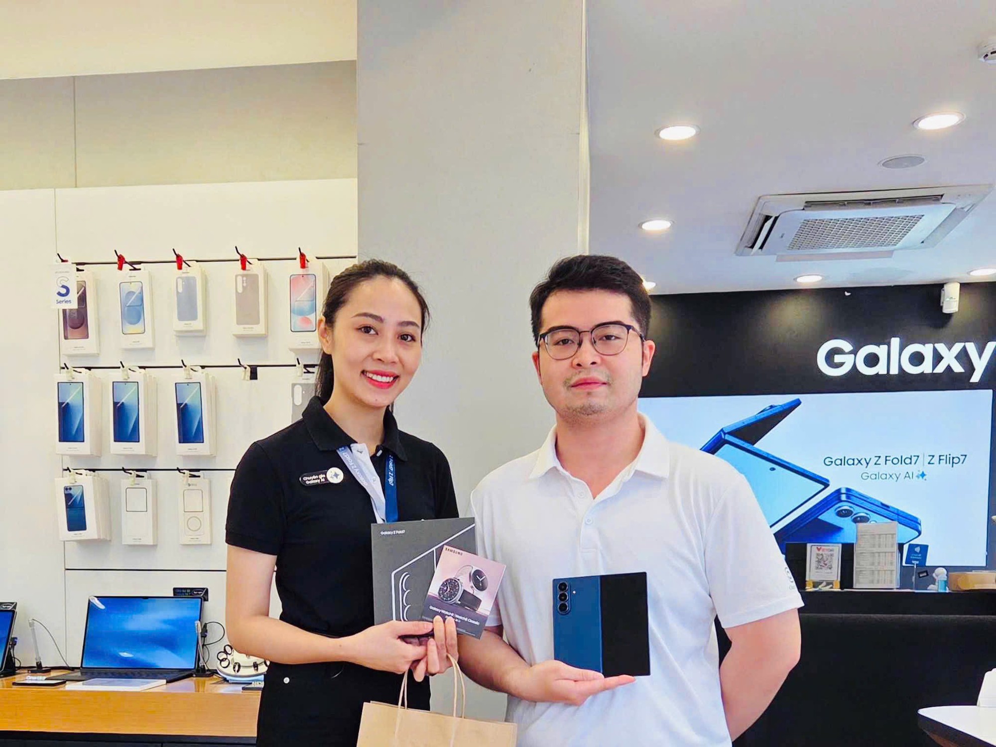 “Cầm tận tay mới thấy bất ngờ”: Galaxy Z Fold7, Z Flip7 tấp nập người mua và trải nghiệm trong ngày đầu mở bán- Ảnh 6. “Cầm tận tay mới thấy bất ngờ”: Galaxy Z Fold7, Z Flip7 tấp nập người mua và trải nghiệm trong ngày đầu mở bán- Ảnh 6.