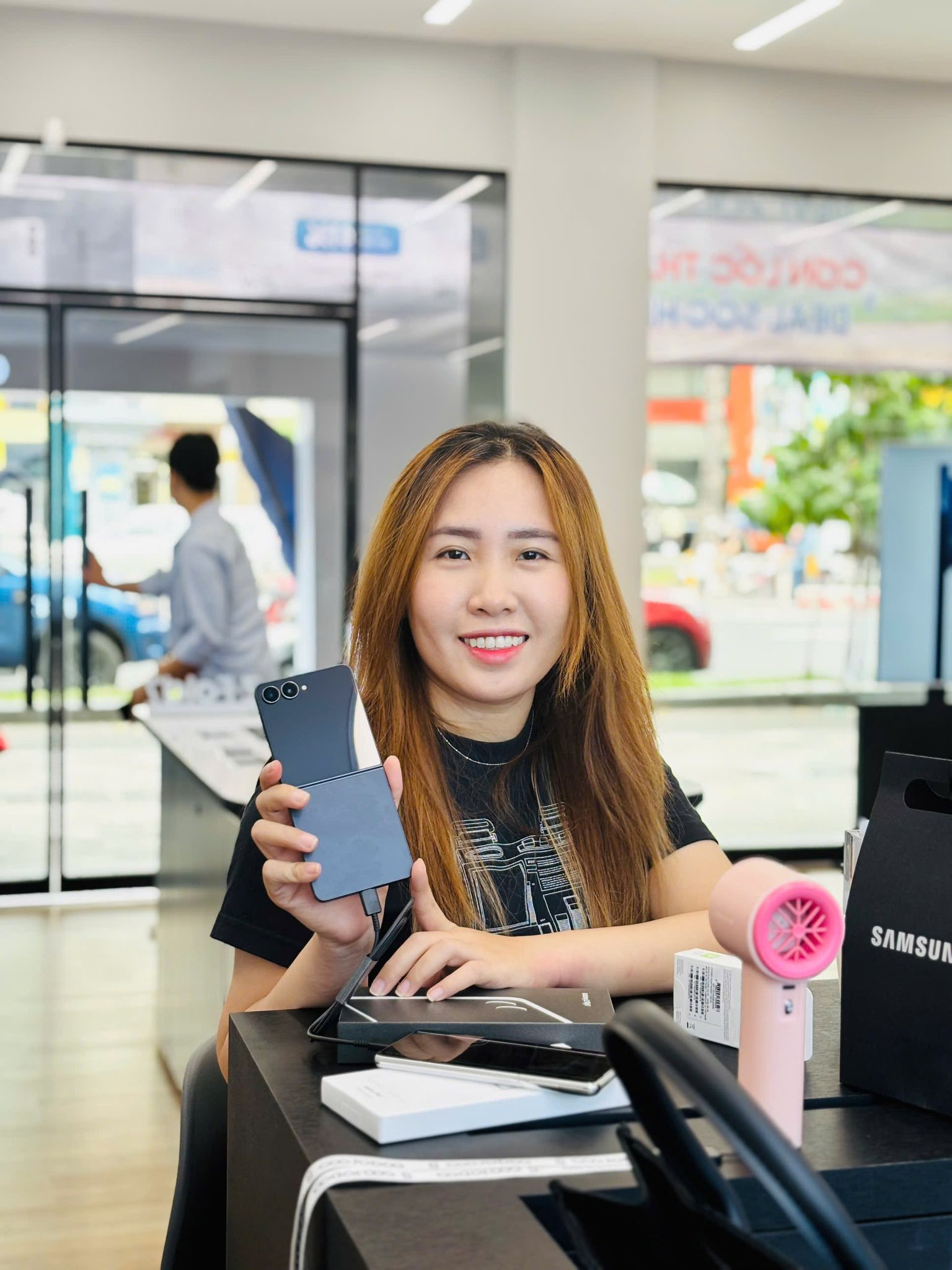 “Cầm tận tay mới thấy bất ngờ”: Galaxy Z Fold7, Z Flip7 tấp nập người mua và trải nghiệm trong ngày đầu mở bán- Ảnh 7. “Cầm tận tay mới thấy bất ngờ”: Galaxy Z Fold7, Z Flip7 tấp nập người mua và trải nghiệm trong ngày đầu mở bán- Ảnh 7.