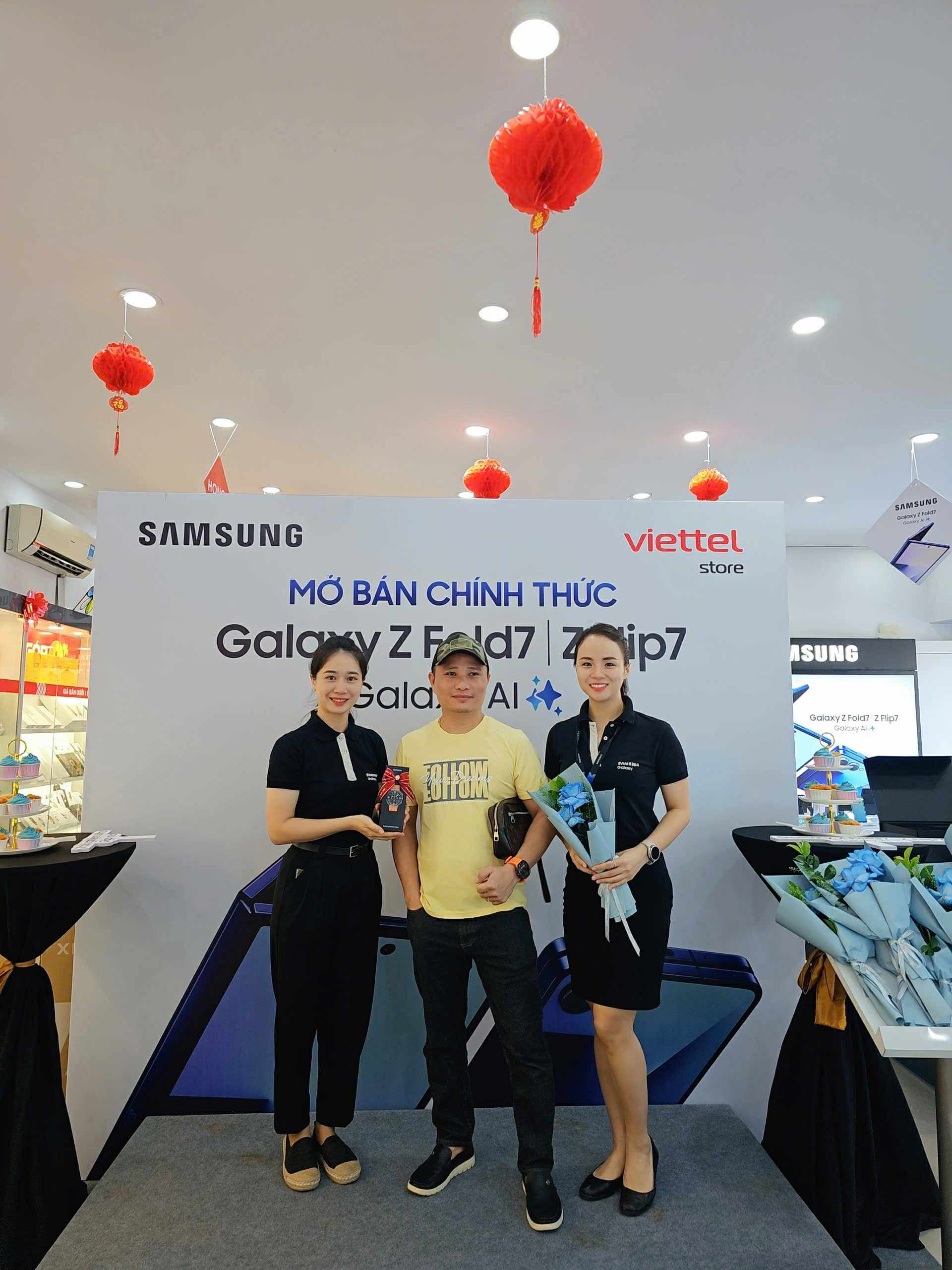 “Cầm tận tay mới thấy bất ngờ”: Galaxy Z Fold7, Z Flip7 tấp nập người mua và trải nghiệm trong ngày đầu mở bán- Ảnh 8. “Cầm tận tay mới thấy bất ngờ”: Galaxy Z Fold7, Z Flip7 tấp nập người mua và trải nghiệm trong ngày đầu mở bán- Ảnh 8.