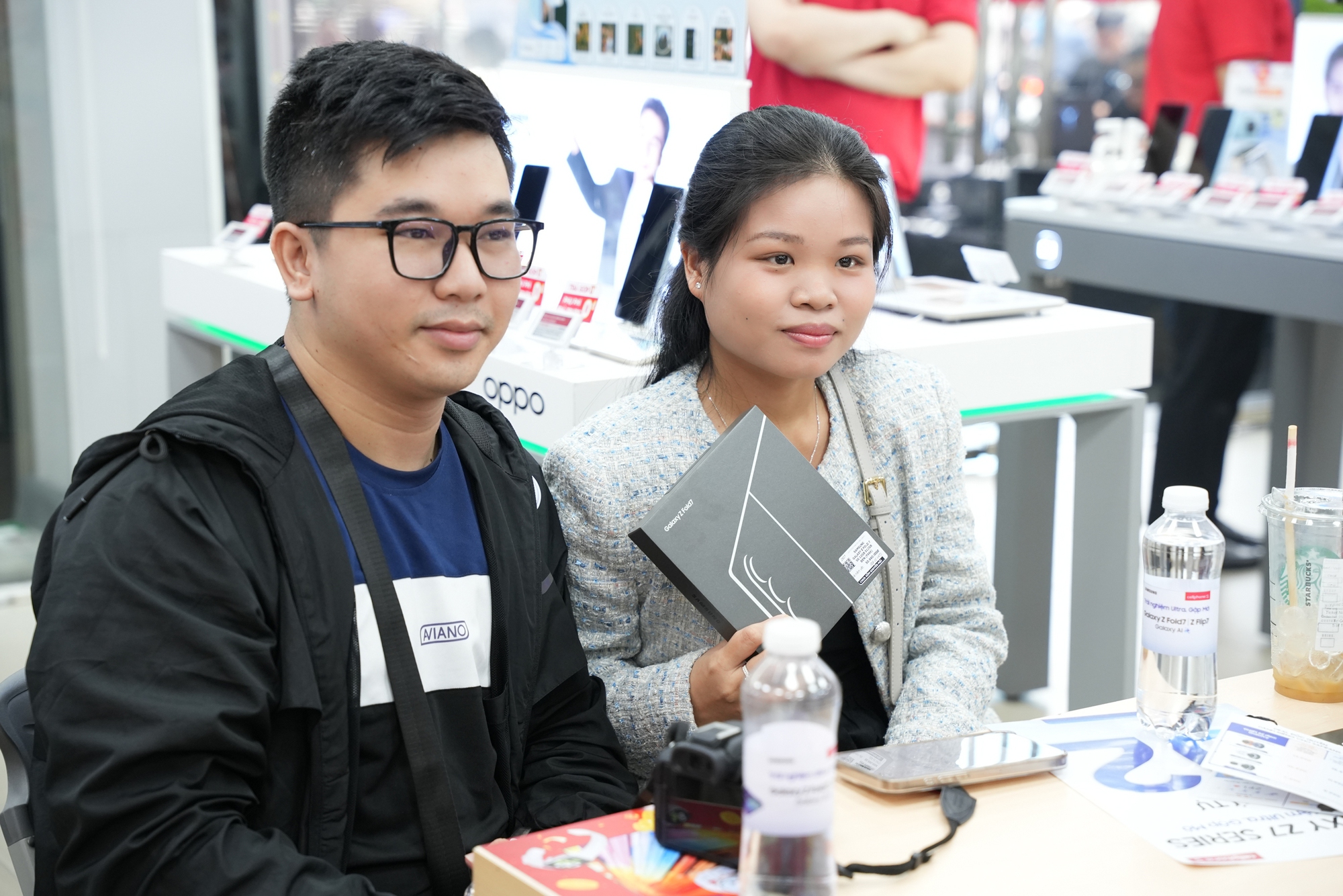 “Cầm tận tay mới thấy bất ngờ”: Galaxy Z Fold7, Z Flip7 tấp nập người mua và trải nghiệm trong ngày đầu mở bán- Ảnh 4. “Cầm tận tay mới thấy bất ngờ”: Galaxy Z Fold7, Z Flip7 tấp nập người mua và trải nghiệm trong ngày đầu mở bán- Ảnh 4.