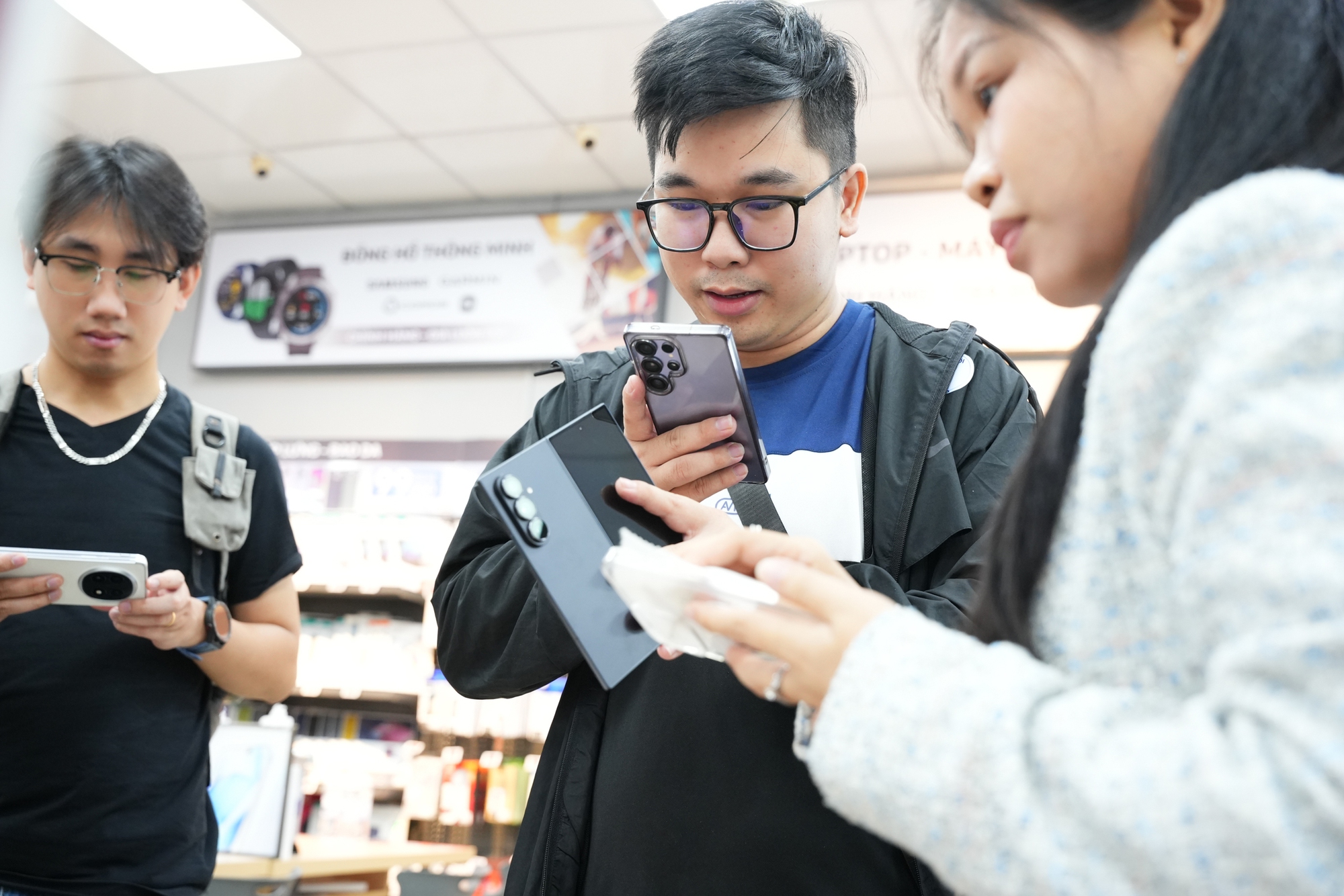 “Cầm tận tay mới thấy bất ngờ”: Galaxy Z Fold7, Z Flip7 tấp nập người mua và trải nghiệm trong ngày đầu mở bán- Ảnh 24. “Cầm tận tay mới thấy bất ngờ”: Galaxy Z Fold7, Z Flip7 tấp nập người mua và trải nghiệm trong ngày đầu mở bán- Ảnh 24.