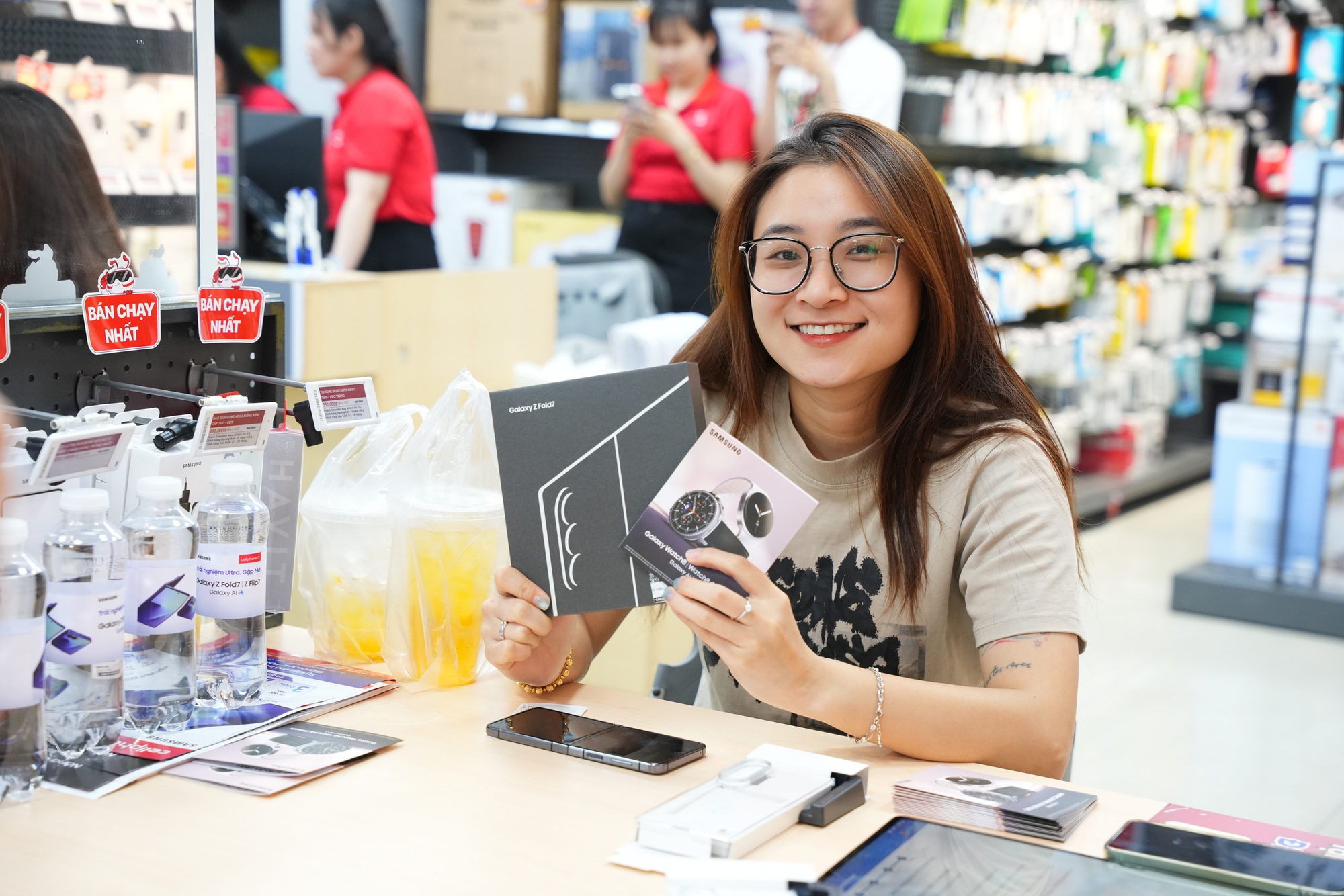“Cầm tận tay mới thấy bất ngờ”: Galaxy Z Fold7, Z Flip7 tấp nập người mua và trải nghiệm trong ngày đầu mở bán- Ảnh 2. “Cầm tận tay mới thấy bất ngờ”: Galaxy Z Fold7, Z Flip7 tấp nập người mua và trải nghiệm trong ngày đầu mở bán- Ảnh 2.