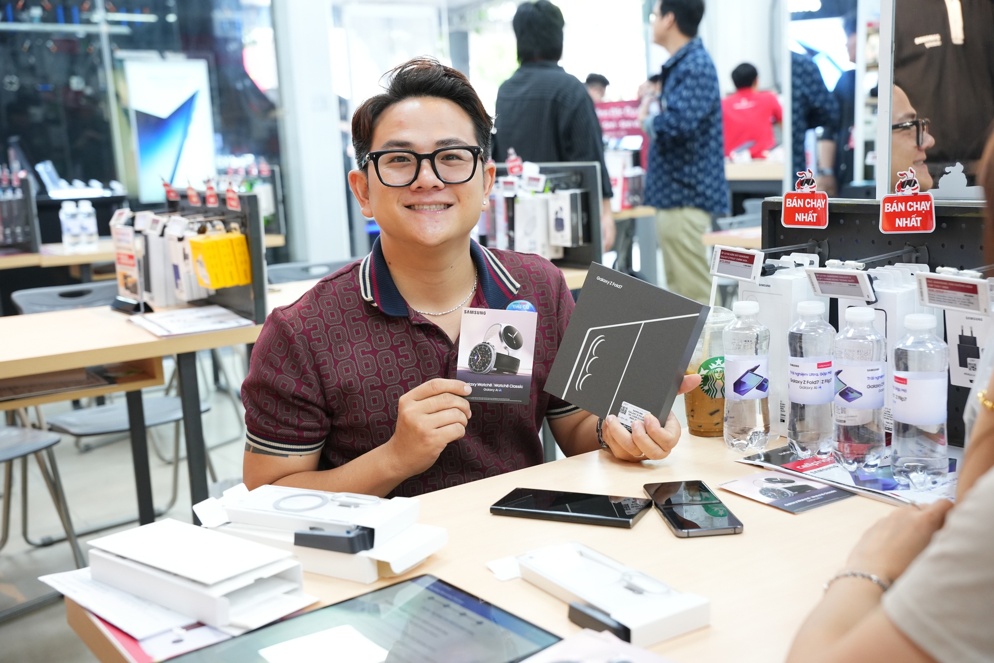 “Cầm tận tay mới thấy bất ngờ”: Galaxy Z Fold7, Z Flip7 tấp nập người mua và trải nghiệm trong ngày đầu mở bán- Ảnh 5. “Cầm tận tay mới thấy bất ngờ”: Galaxy Z Fold7, Z Flip7 tấp nập người mua và trải nghiệm trong ngày đầu mở bán- Ảnh 5.