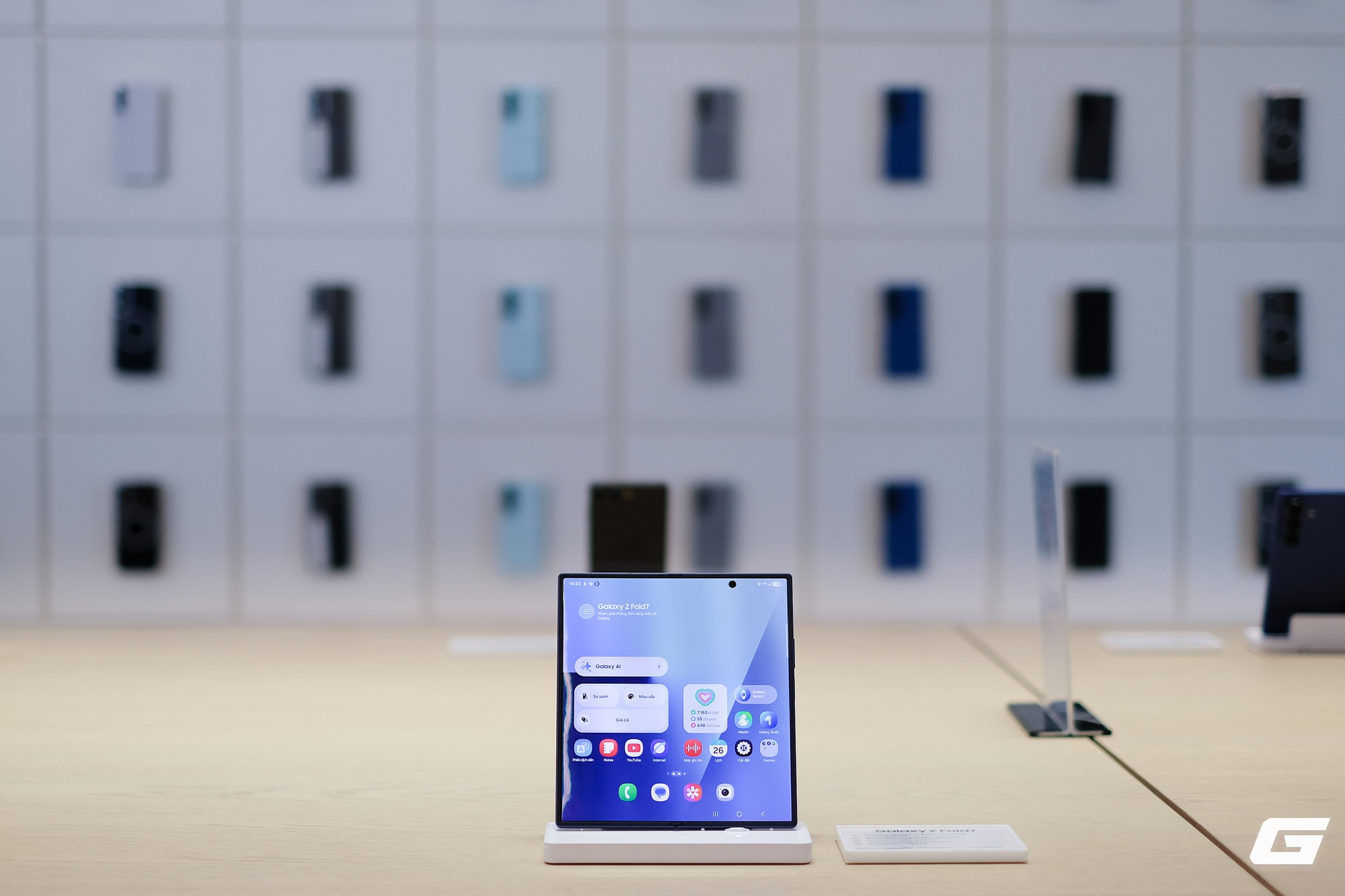 “Cầm tận tay mới thấy bất ngờ”: Galaxy Z Fold7, Z Flip7 tấp nập người mua và trải nghiệm trong ngày đầu mở bán- Ảnh 1. “Cầm tận tay mới thấy bất ngờ”: Galaxy Z Fold7, Z Flip7 tấp nập người mua và trải nghiệm trong ngày đầu mở bán- Ảnh 1.