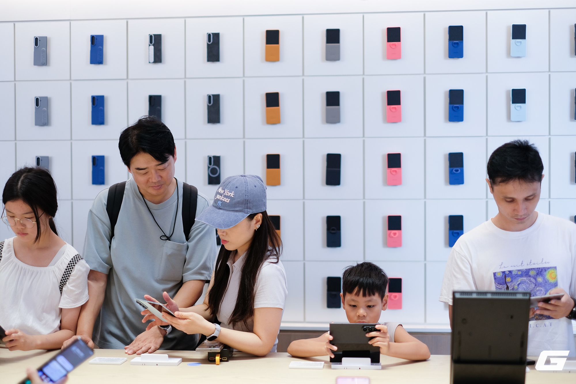 “Cầm tận tay mới thấy bất ngờ”: Galaxy Z Fold7, Z Flip7 tấp nập người mua và trải nghiệm trong ngày đầu mở bán- Ảnh 15. “Cầm tận tay mới thấy bất ngờ”: Galaxy Z Fold7, Z Flip7 tấp nập người mua và trải nghiệm trong ngày đầu mở bán- Ảnh 15.
