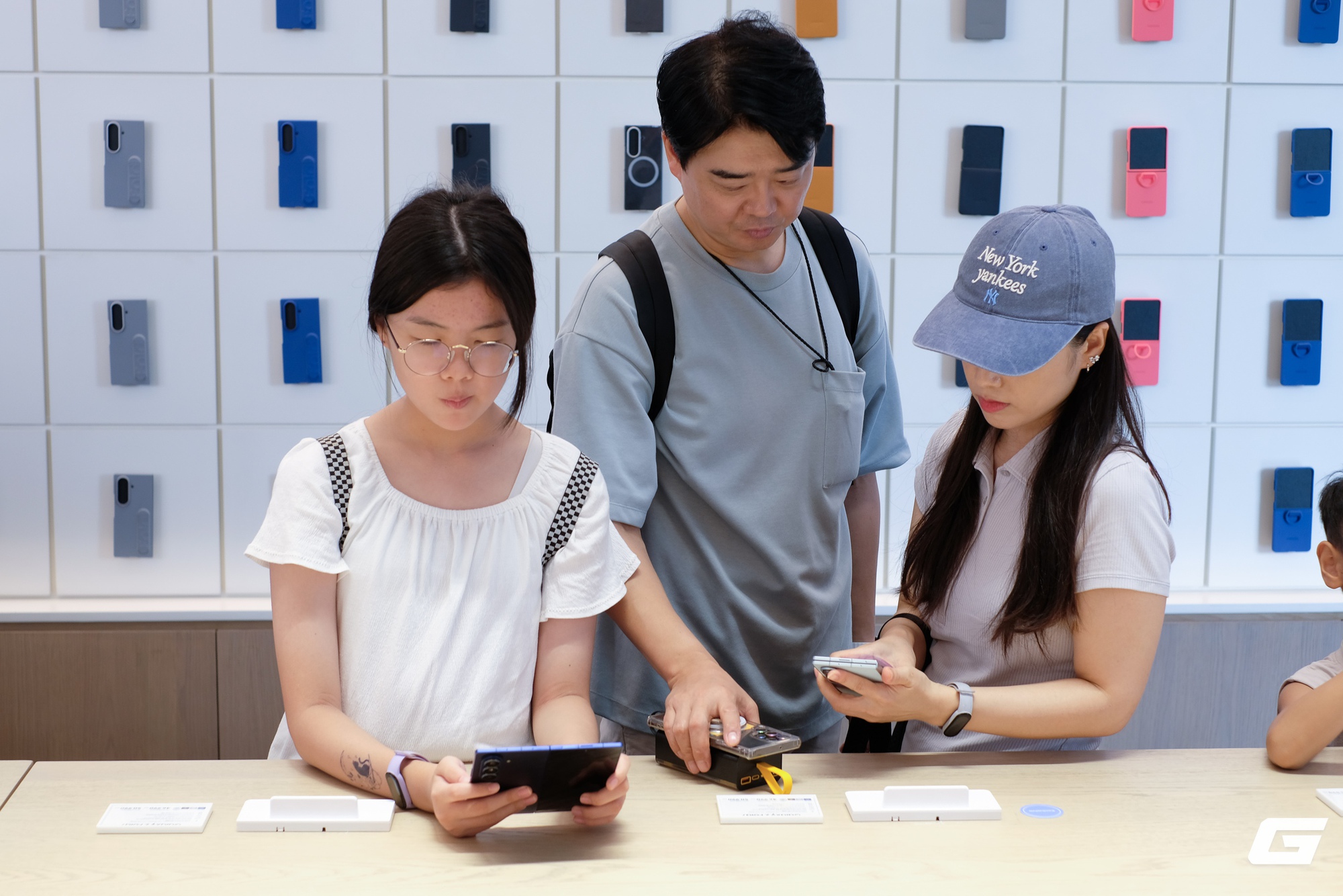 “Cầm tận tay mới thấy bất ngờ”: Galaxy Z Fold7, Z Flip7 tấp nập người mua và trải nghiệm trong ngày đầu mở bán- Ảnh 26. “Cầm tận tay mới thấy bất ngờ”: Galaxy Z Fold7, Z Flip7 tấp nập người mua và trải nghiệm trong ngày đầu mở bán- Ảnh 26.