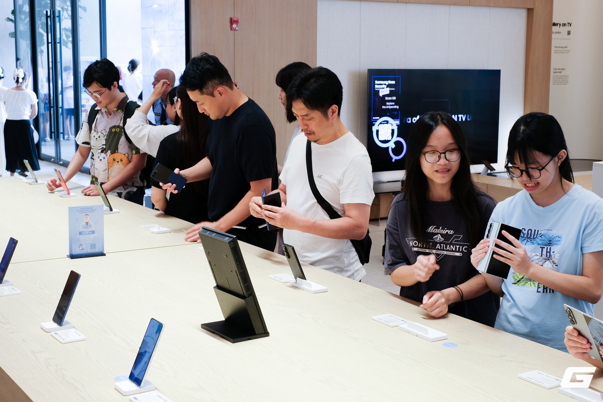 “Cầm tận tay mới thấy bất ngờ”: Galaxy Z Fold7, Z Flip7 tấp nập người mua và trải nghiệm trong ngày đầu mở bán- Ảnh 16. “Cầm tận tay mới thấy bất ngờ”: Galaxy Z Fold7, Z Flip7 tấp nập người mua và trải nghiệm trong ngày đầu mở bán- Ảnh 16.