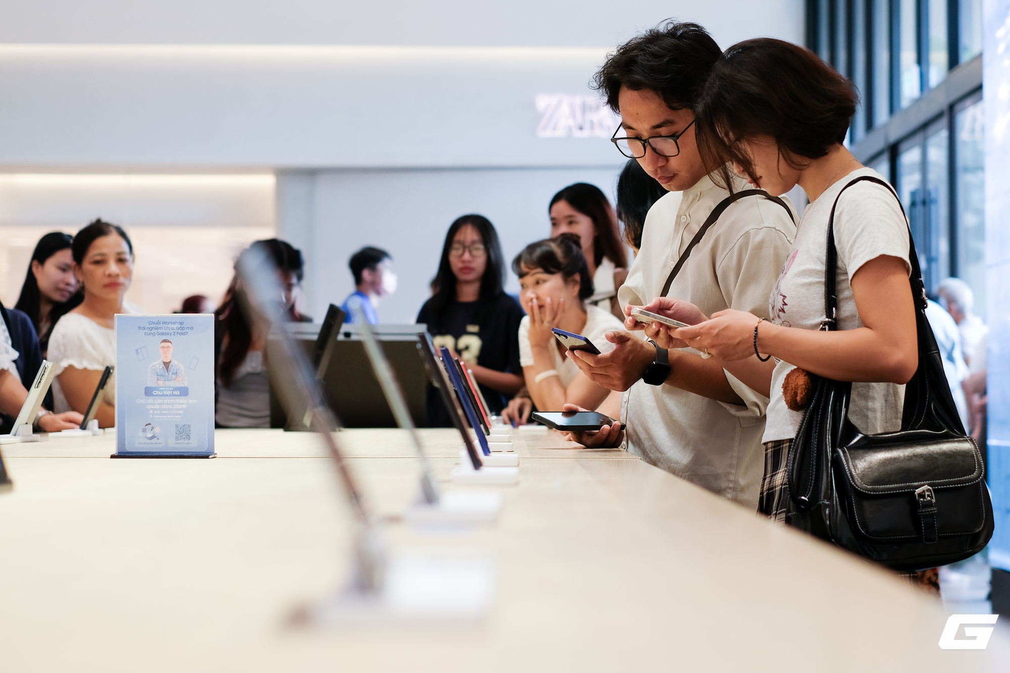 “Cầm tận tay mới thấy bất ngờ”: Galaxy Z Fold7, Z Flip7 tấp nập người mua và trải nghiệm trong ngày đầu mở bán- Ảnh 25. “Cầm tận tay mới thấy bất ngờ”: Galaxy Z Fold7, Z Flip7 tấp nập người mua và trải nghiệm trong ngày đầu mở bán- Ảnh 25.