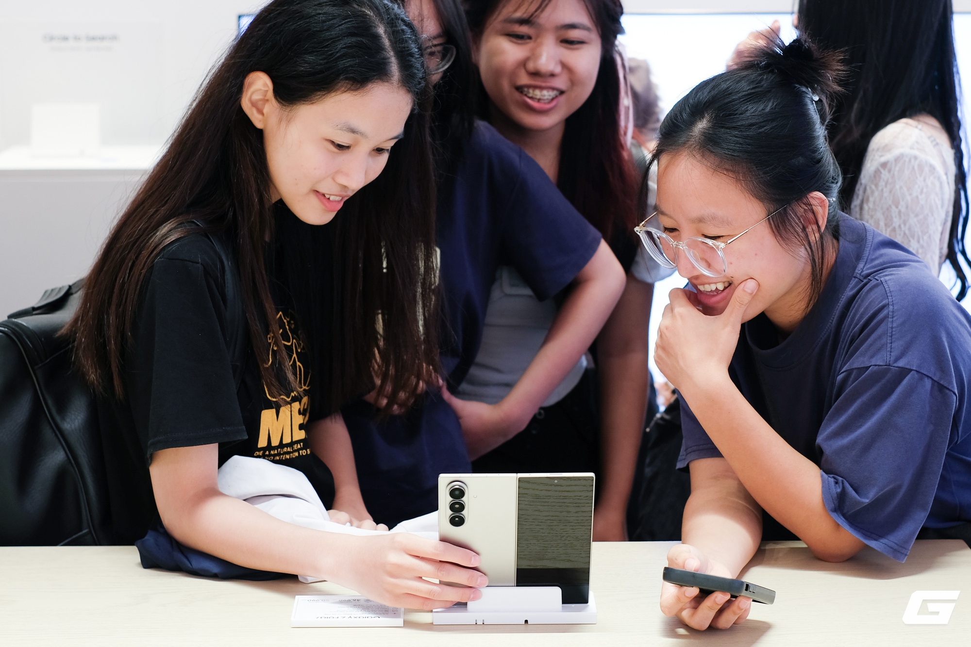 “Cầm tận tay mới thấy bất ngờ”: Galaxy Z Fold7, Z Flip7 tấp nập người mua và trải nghiệm trong ngày đầu mở bán- Ảnh 21. “Cầm tận tay mới thấy bất ngờ”: Galaxy Z Fold7, Z Flip7 tấp nập người mua và trải nghiệm trong ngày đầu mở bán- Ảnh 21.