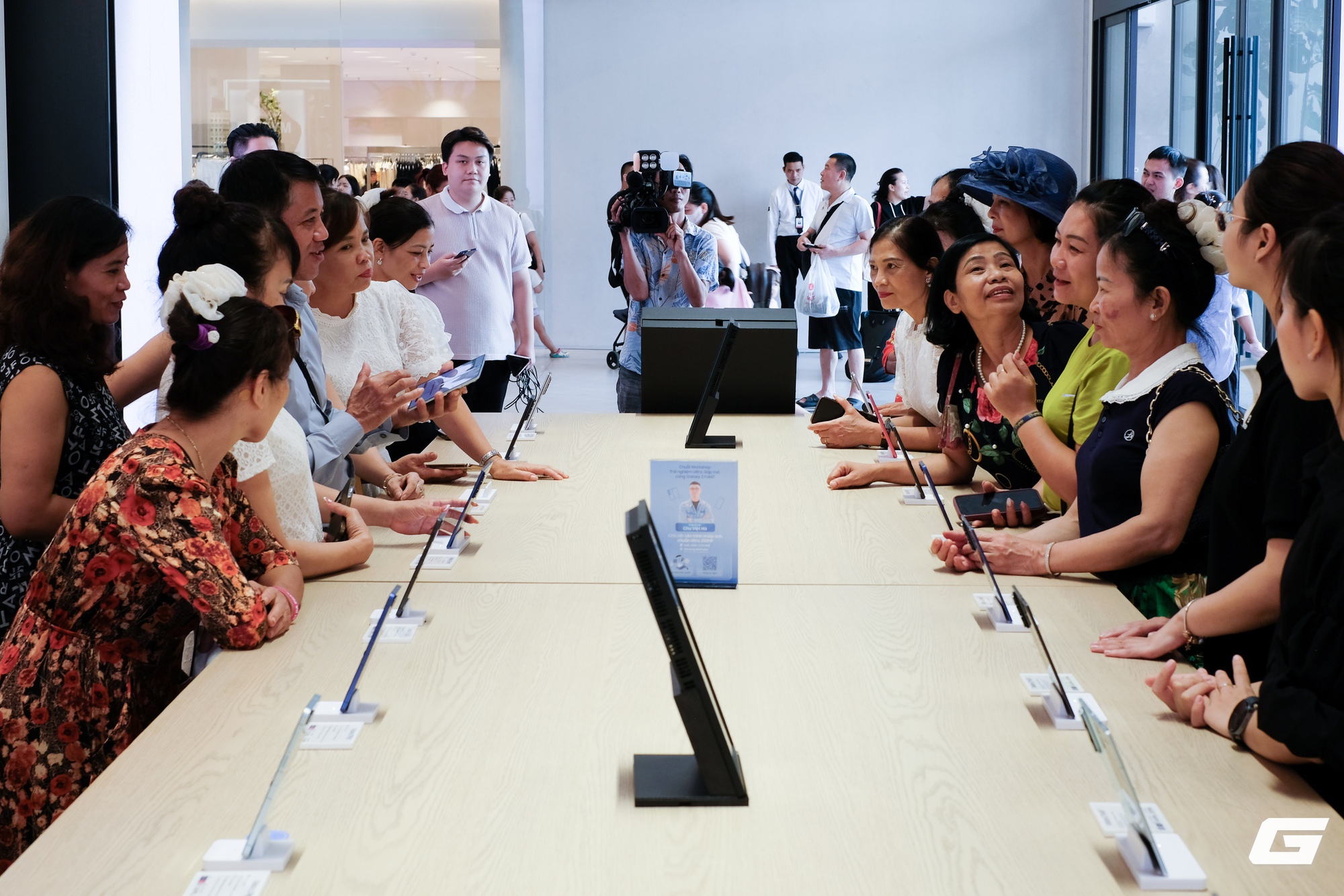 “Cầm tận tay mới thấy bất ngờ”: Galaxy Z Fold7, Z Flip7 tấp nập người mua và trải nghiệm trong ngày đầu mở bán- Ảnh 14. “Cầm tận tay mới thấy bất ngờ”: Galaxy Z Fold7, Z Flip7 tấp nập người mua và trải nghiệm trong ngày đầu mở bán- Ảnh 14.