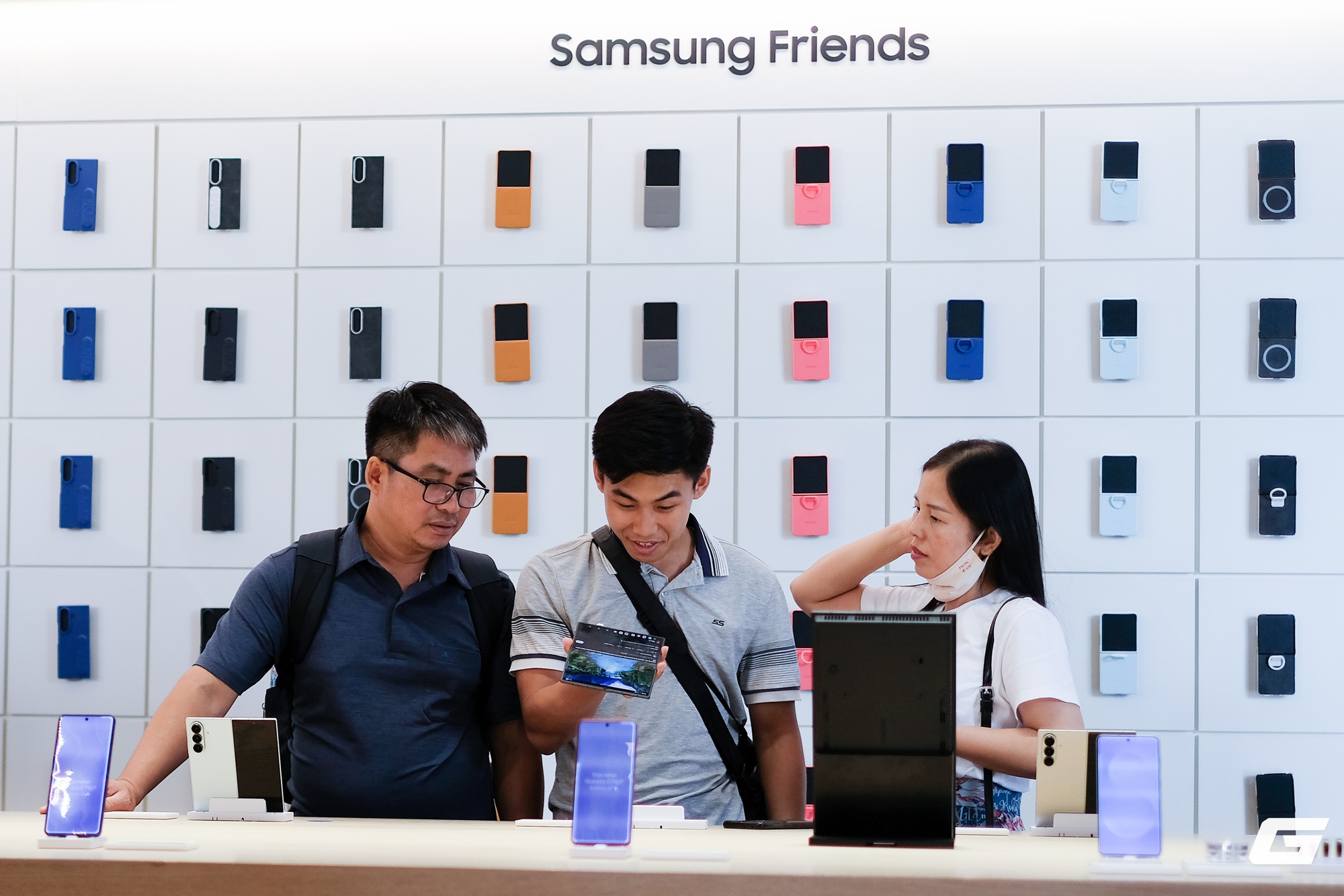 “Cầm tận tay mới thấy bất ngờ”: Galaxy Z Fold7, Z Flip7 tấp nập người mua và trải nghiệm trong ngày đầu mở bán- Ảnh 17. “Cầm tận tay mới thấy bất ngờ”: Galaxy Z Fold7, Z Flip7 tấp nập người mua và trải nghiệm trong ngày đầu mở bán- Ảnh 17.