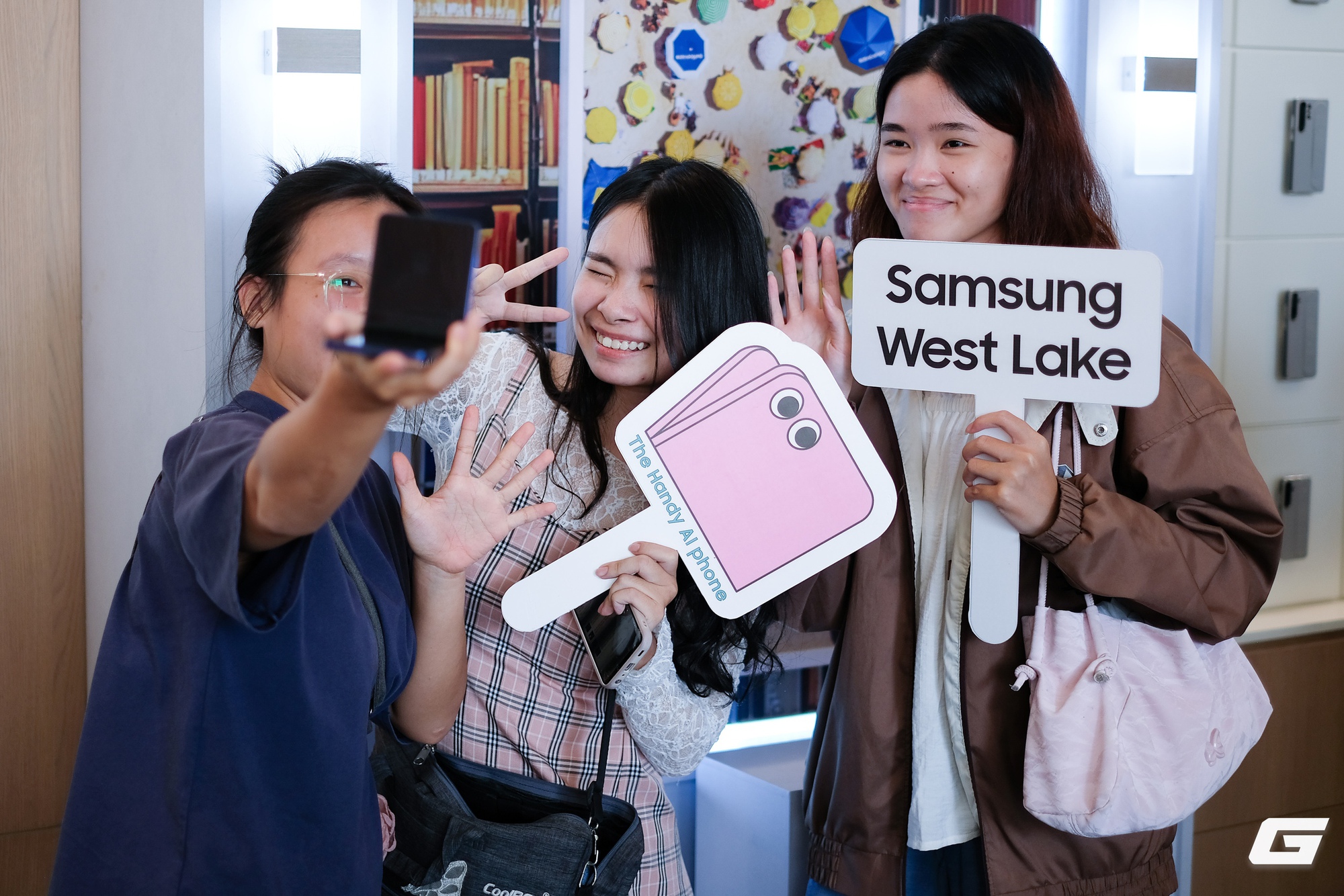 “Cầm tận tay mới thấy bất ngờ”: Galaxy Z Fold7, Z Flip7 tấp nập người mua và trải nghiệm trong ngày đầu mở bán- Ảnh 22. “Cầm tận tay mới thấy bất ngờ”: Galaxy Z Fold7, Z Flip7 tấp nập người mua và trải nghiệm trong ngày đầu mở bán- Ảnh 22.
