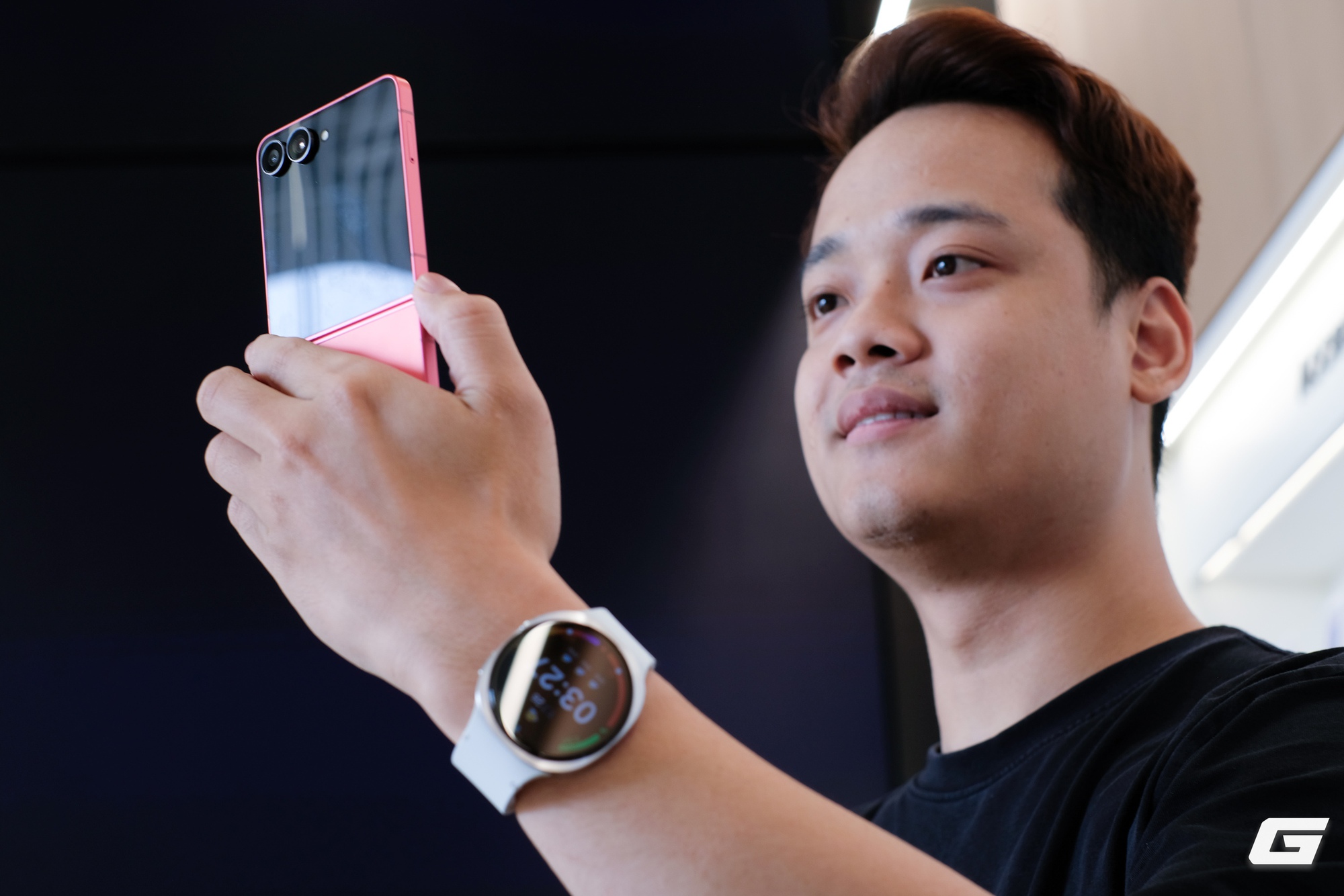 “Cầm tận tay mới thấy bất ngờ”: Galaxy Z Fold7, Z Flip7 tấp nập người mua và trải nghiệm trong ngày đầu mở bán- Ảnh 29. “Cầm tận tay mới thấy bất ngờ”: Galaxy Z Fold7, Z Flip7 tấp nập người mua và trải nghiệm trong ngày đầu mở bán- Ảnh 29.