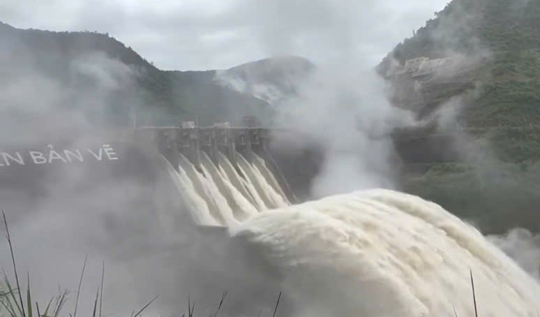 Triệu tập người livestream tung tin “vỡ đập thủy điện ở Nghệ An”- Ảnh 3. Triệu tập người livestream tung tin “vỡ đập thủy điện ở Nghệ An”- Ảnh 3.