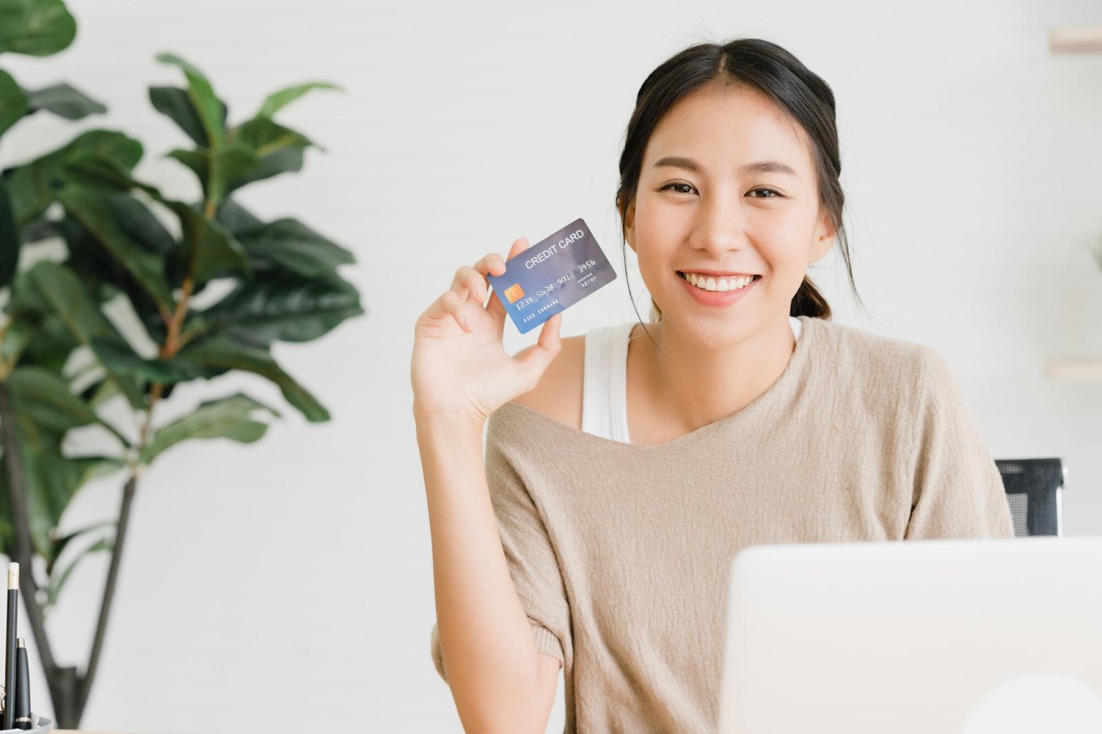 Thẻ tín dụng: Công cụ tài chính mua sắm hay cái bẫy nợ âm thầm giăng sẵn cho người trẻ?- Ảnh 4. Thẻ tín dụng: Công cụ tài chính mua sắm hay cái bẫy nợ âm thầm giăng sẵn cho người trẻ?- Ảnh 4.