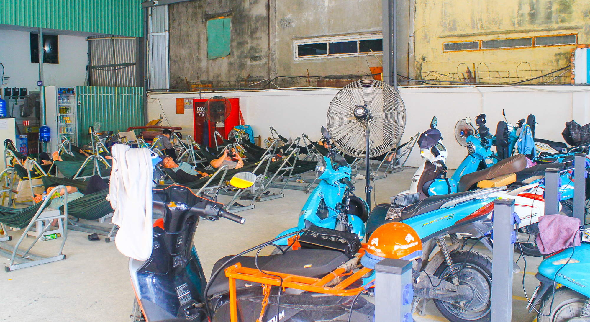 Cà phê võng phiên bản plus: Chỉ 30.000 đồng mà vừa uống nước, vừa sạc xe điện, vừa có chỗ tắm đang gây sốt ở TP.HCM- Ảnh 1. Cà phê võng phiên bản plus: Chỉ 30.000 đồng mà vừa uống nước, vừa sạc xe điện, vừa có chỗ tắm đang gây sốt ở TP.HCM- Ảnh 1.