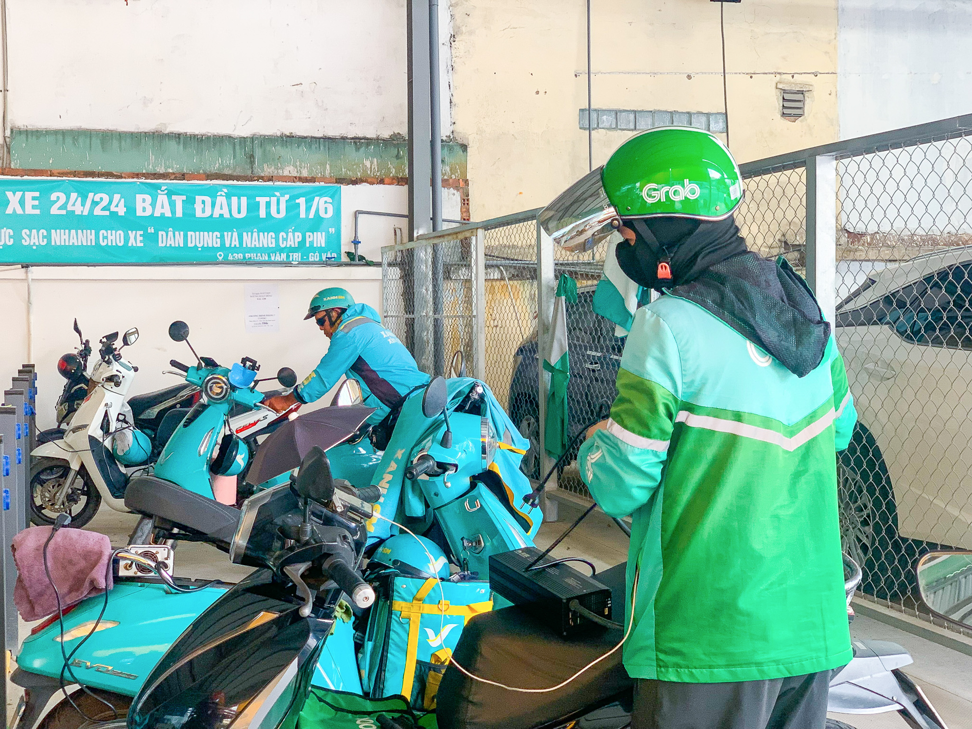 Cà phê võng phiên bản plus: Chỉ 30.000 đồng mà vừa uống nước, vừa sạc xe điện, vừa có chỗ tắm đang gây sốt ở TP.HCM- Ảnh 11. Cà phê võng phiên bản plus: Chỉ 30.000 đồng mà vừa uống nước, vừa sạc xe điện, vừa có chỗ tắm đang gây sốt ở TP.HCM- Ảnh 11.